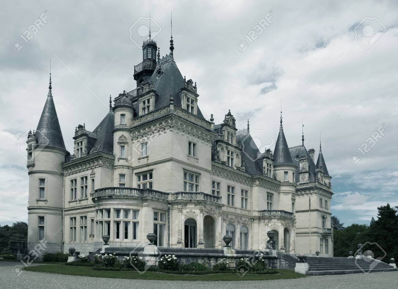 フランスのヴァルミランデのモントレジェウ城 古いヨーロッパの石造りの建物 の写真素材 画像素材 Image