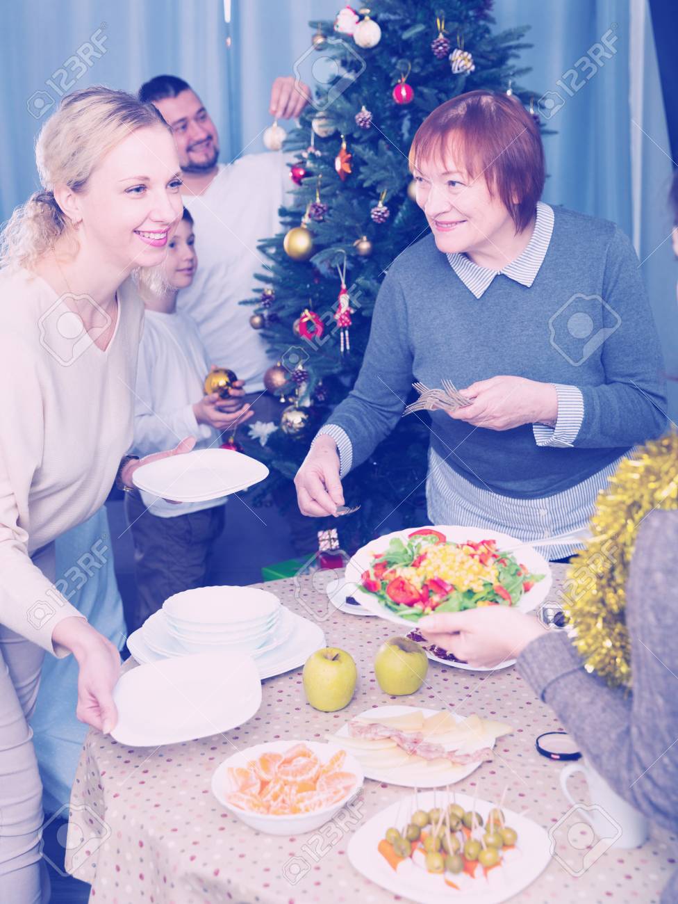 家族の家でクリスマスパーティーや新年のお祝いの準備をする笑顔の人々 の写真素材 画像素材 Image 家族の家でクリスマスパーティーや新年のお祝いの準備をする笑顔の人々 の写真素材 画像素材 Image