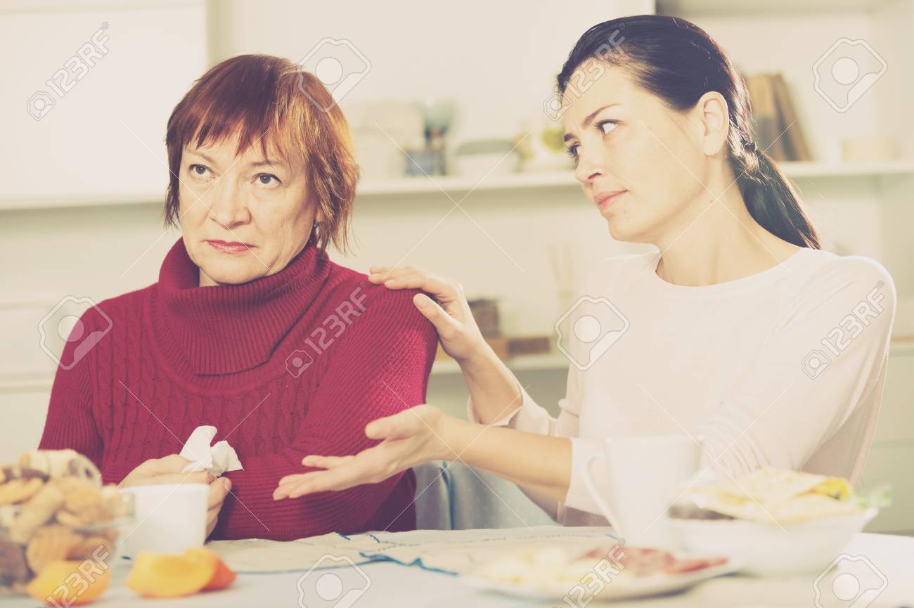 Unglucklicher Erwachsener Weiblicher Streit Mit Tochter Am Tisch