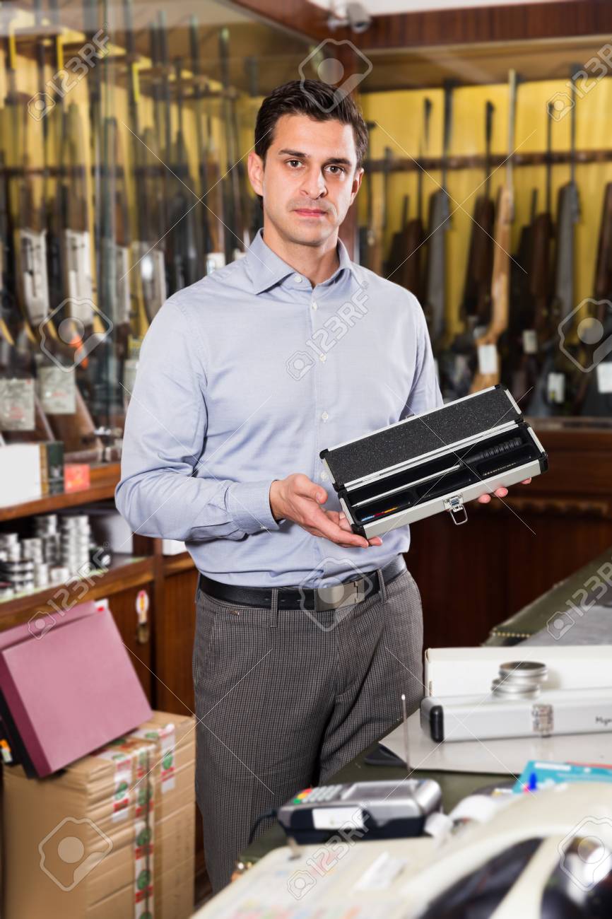 狩猟道具を実演する狩猟店の男売り手の肖像 の写真素材 画像素材 Image