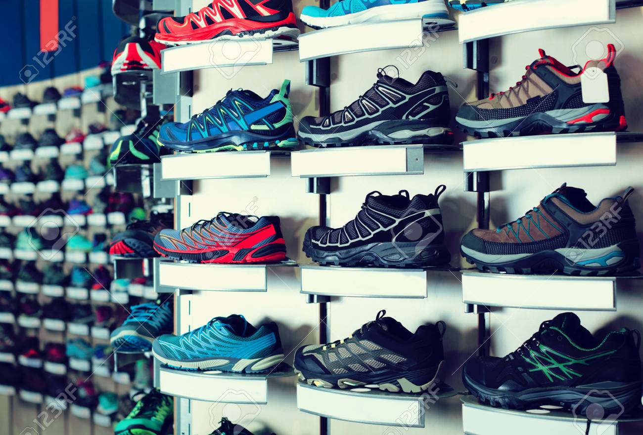 Fotografía De Zapatillas De Deporte De Colores En Los Estantes De La Tienda Deporte Fotos, Retratos, Imágenes Y De Archivo De Derecho. Image 101012631.