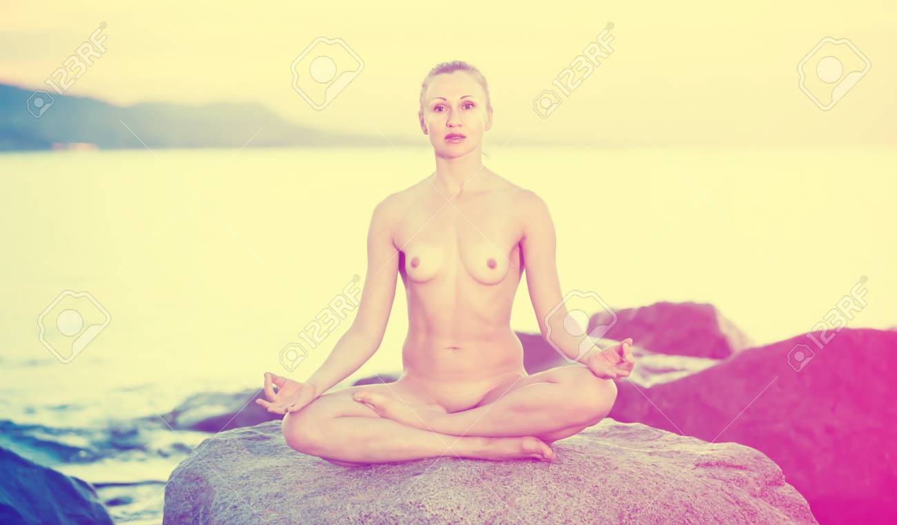 日本人ヨガ　ヌード 日没の海岸で足を組んだ裸の若いフランス人女性の練習ヨガの写真素材・画像素材 Image 105526764