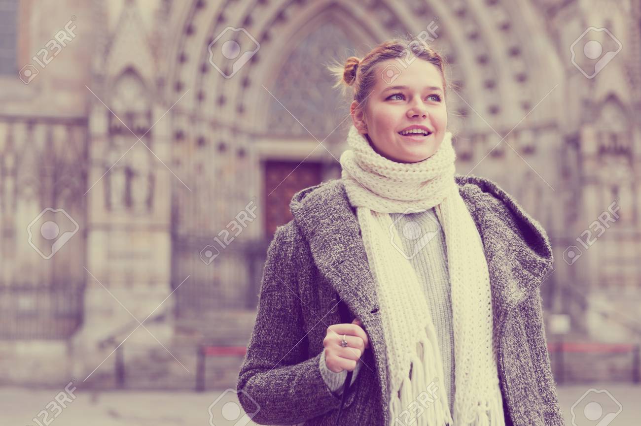Adolescente Positiva En La Ciudad Histórica Con Bufanda Al Aire Libre Fotos, Retratos, Imágenes Y Fotografía De Archivo Libres Image 116801419.