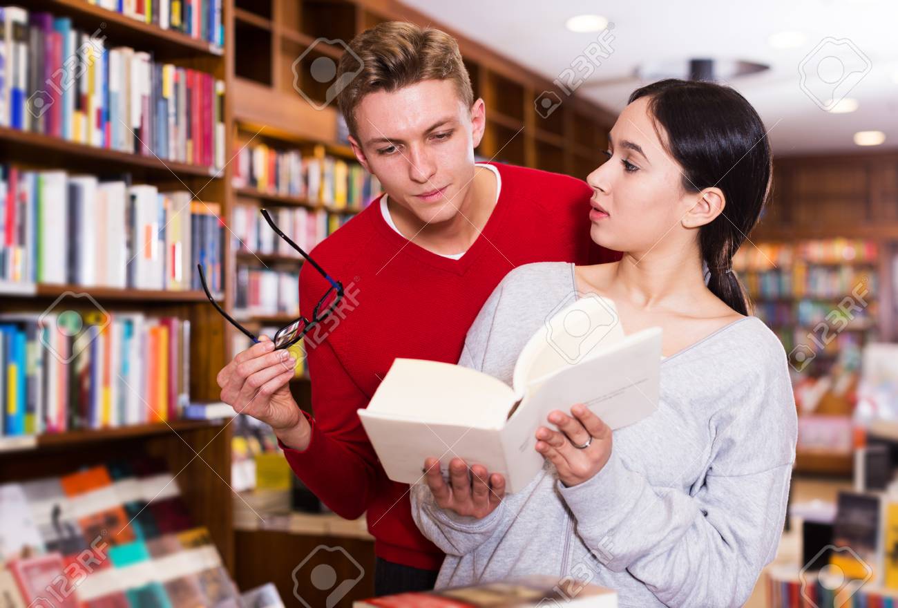 Students in the classroom. Pupils эстетика. Interested in guys. английский язык студенты. студент за столом.