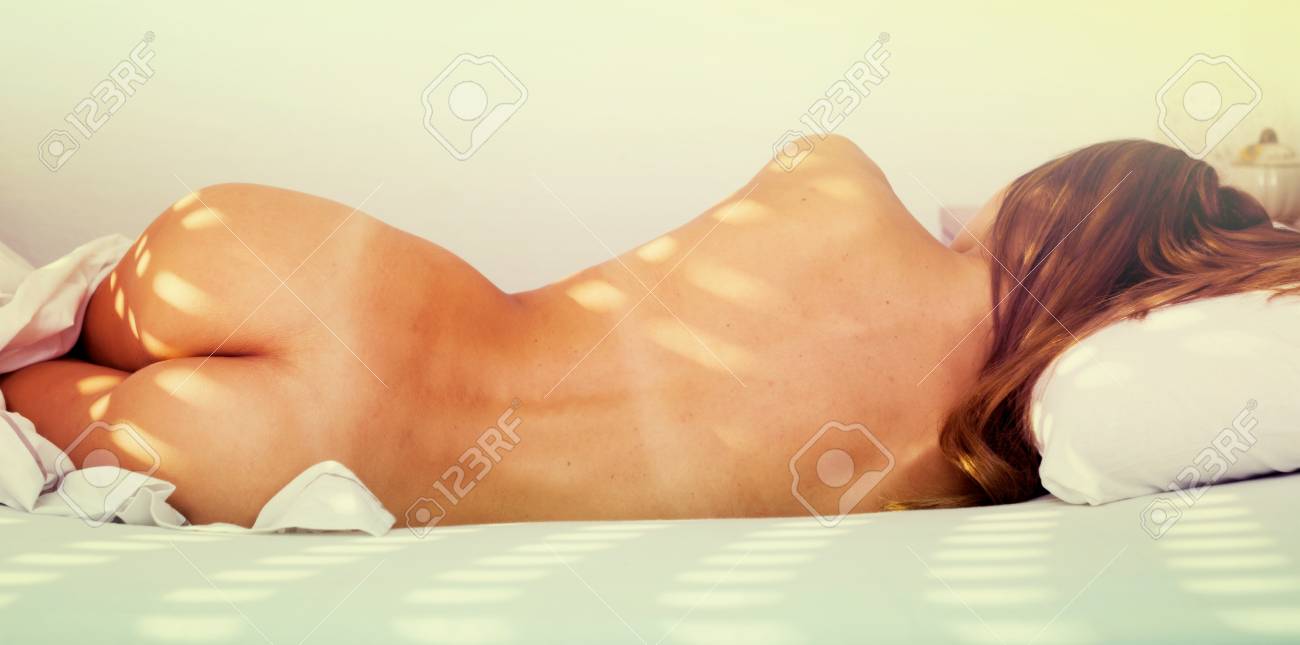 Calma Dormindo Mulher Nua Deitada Na Cama Na Luz Do Sol Da Manhã Foto  Royalty Free, Gravuras, Imagens e Banco de fotografias. Image 123763007