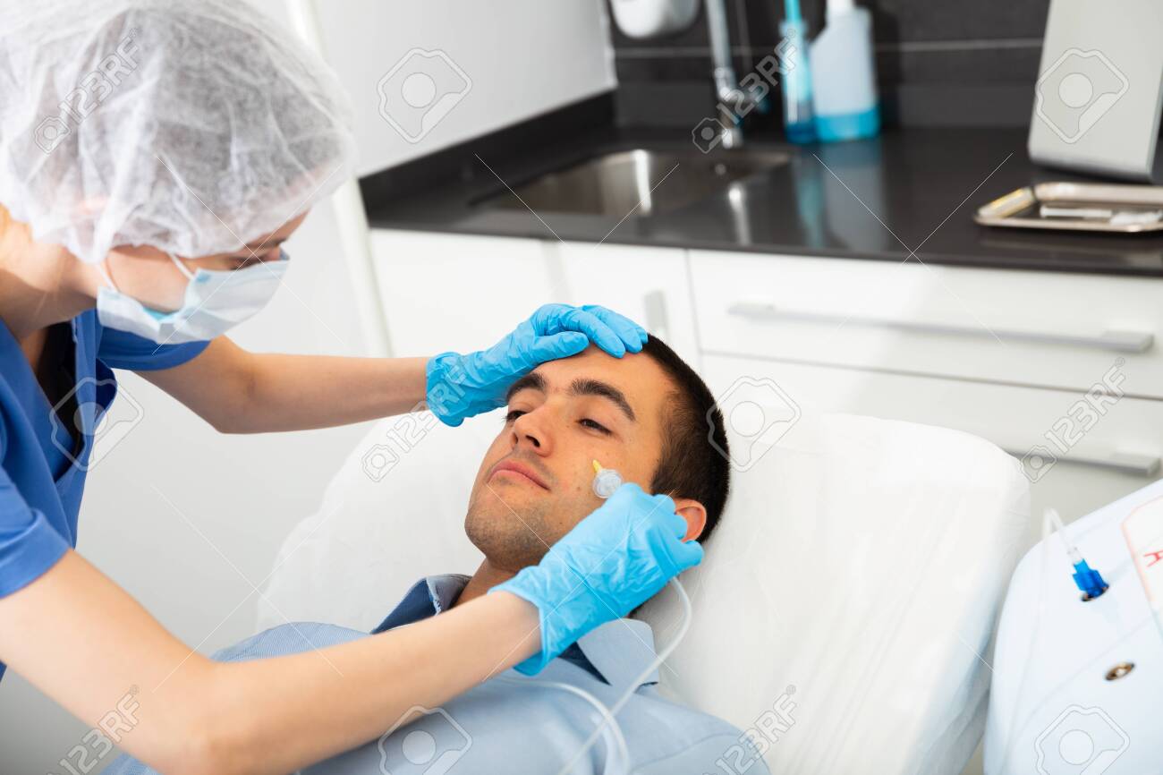 Client of aesthetic medicine clinic during carboxy therapy - 151850231 Client of aesthetic medicine clinic during carboxy therapy - 151850231