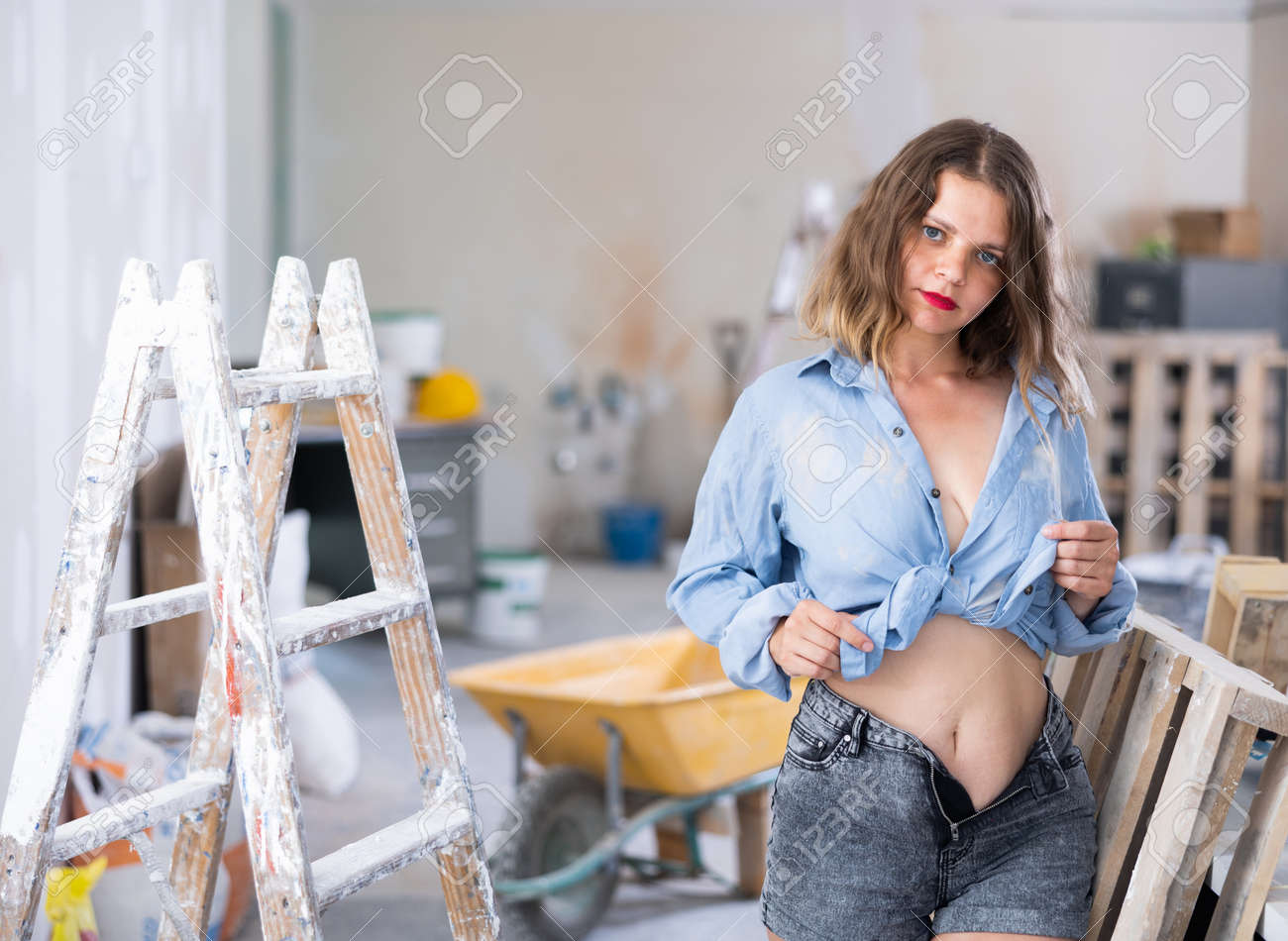 建設現場でポーズをとる露出度の高い服装の魅力的な女性の写真素材・画像素材 Image 188261634