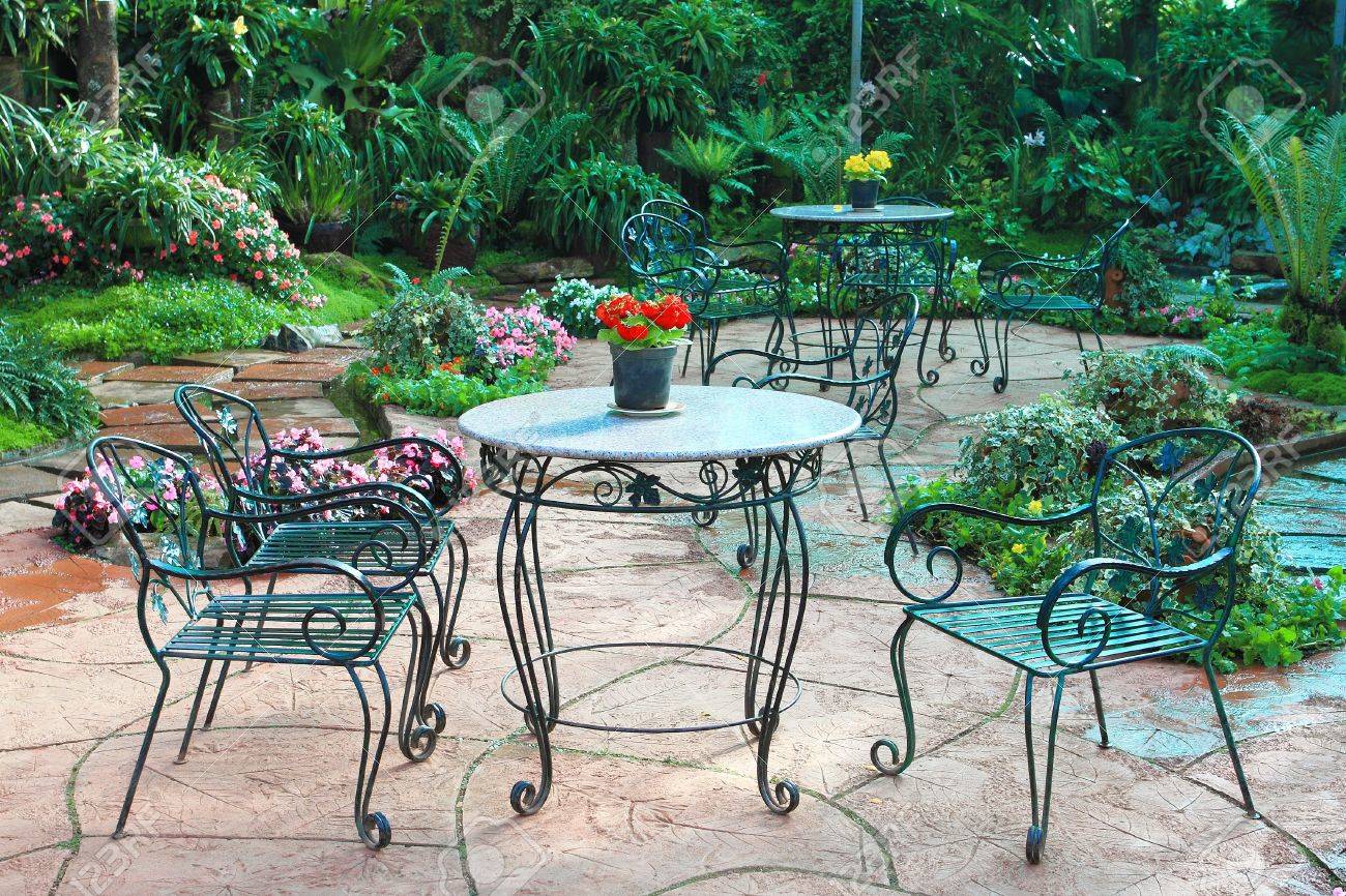 Garten Tisch Und Stuhle Lizenzfreie Fotos Bilder Und Stock Fotografie Image 9857859
