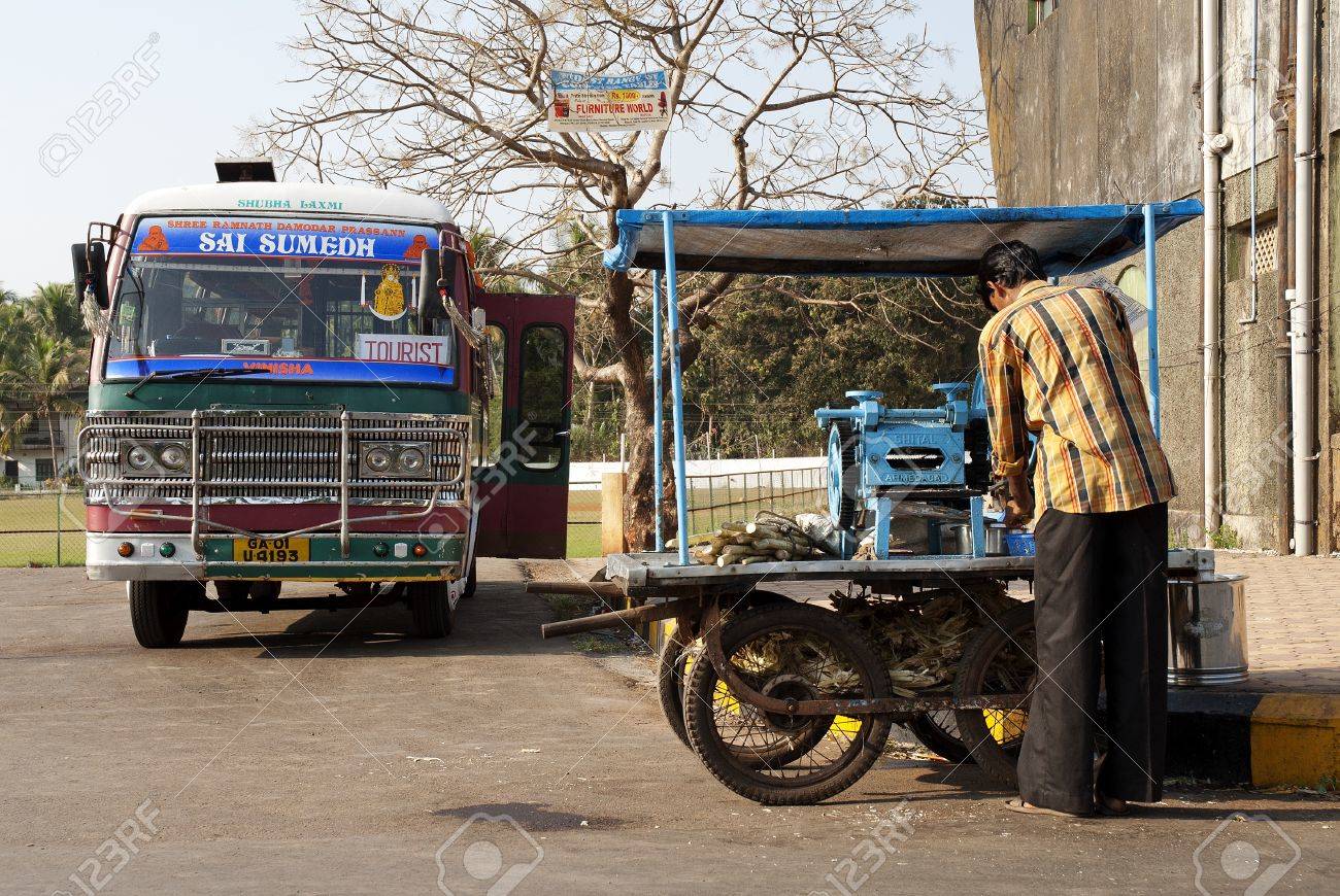 Zuckerrohrsaft Verkaufer Und Bus In Indien Lizenzfreie Fotos Bilder Und Stock Fotografie Image