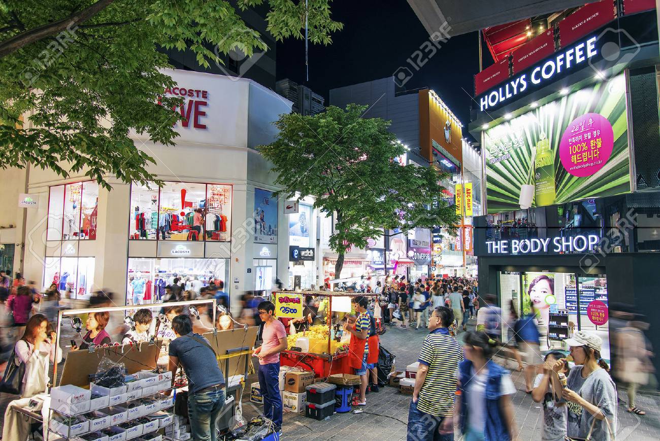 明洞の夜のソウルの街のショッピング の写真素材 画像素材 Image 明洞の夜のソウルの街のショッピング の写真素材 画像素材 Image