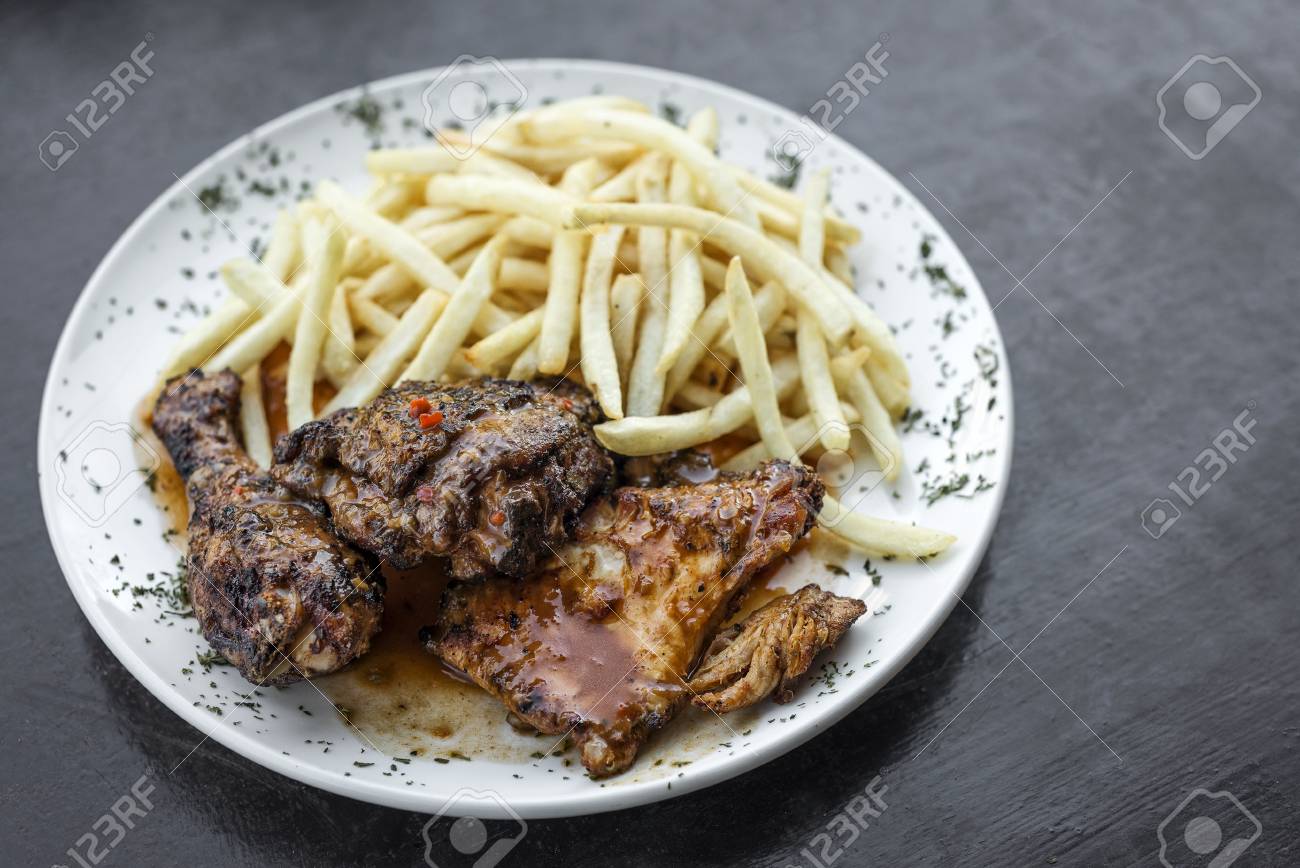 Portugais Celebre Piri Piri Poulet Epice Bbq Avec Des Frites Repas