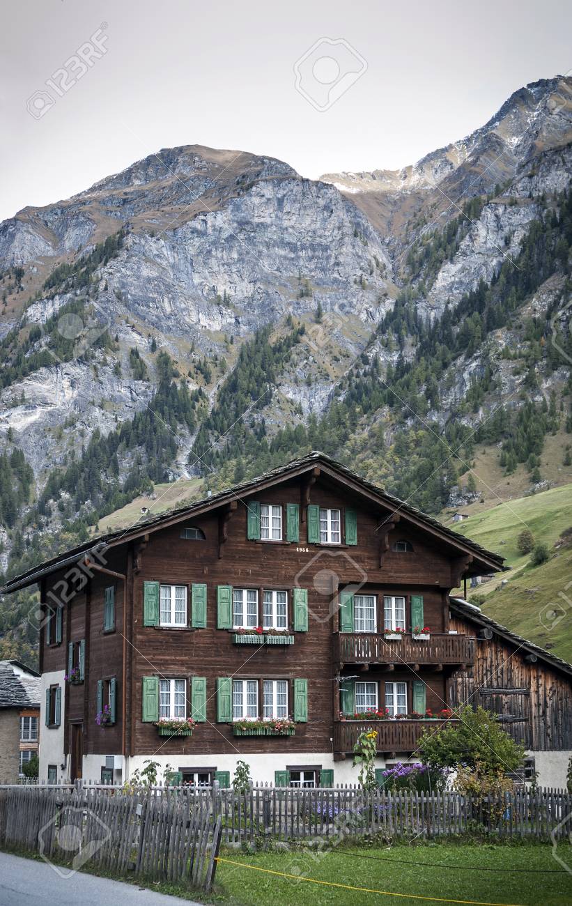 伝統的なスイス アルプス地方木材住宅高山スイスのヴァルス村 の写真素材 画像素材 Image