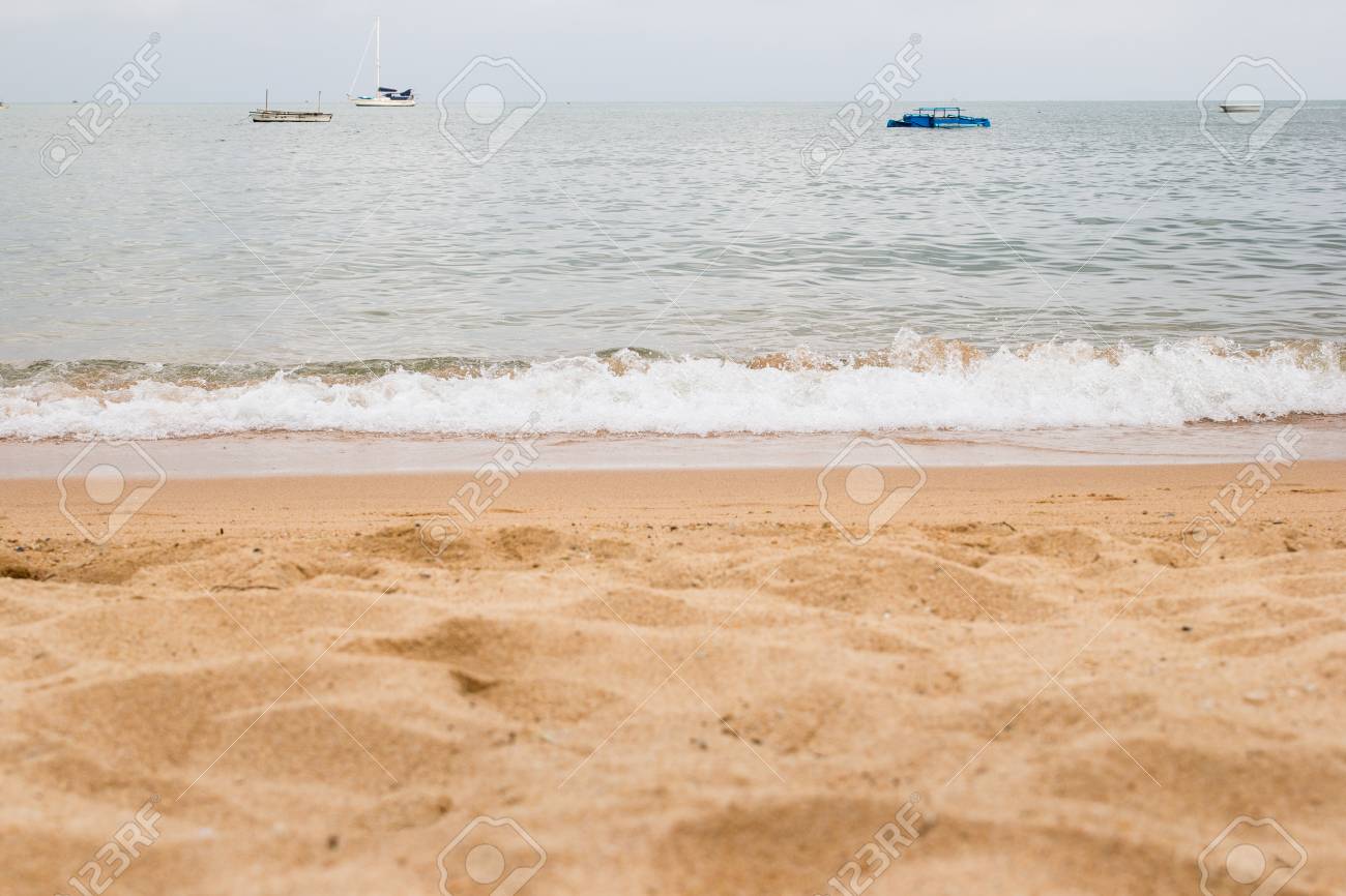 바다와 소프 웨이브 배경의 모래 해변 로열티 무료 사진, 그림, 이미지 그리고 스톡포토그래피. Image 98756468