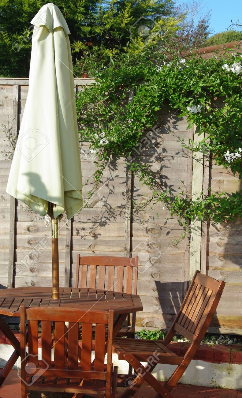garden table and chairs with parasol
