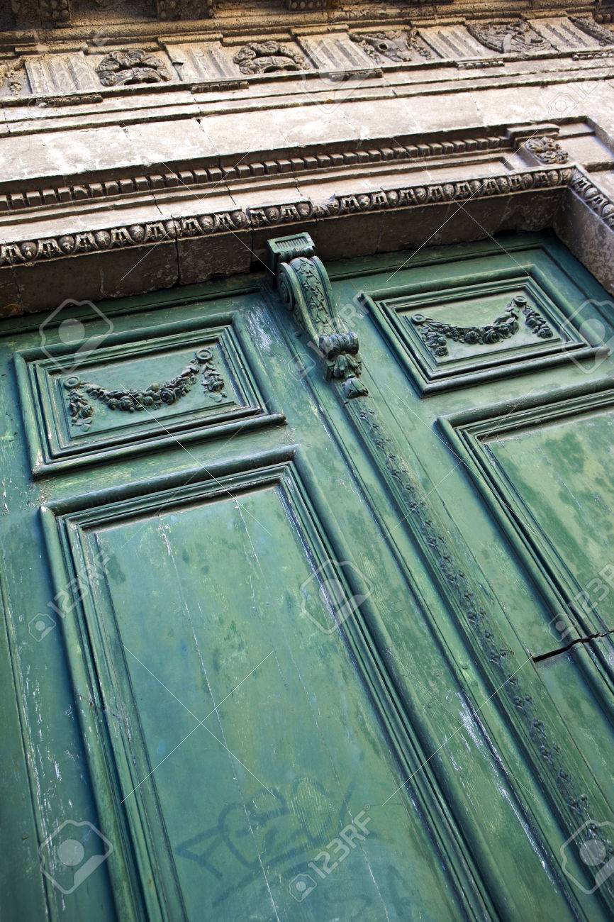 フランス ボルドーの古いフランス語マンションの門の破壊 の写真素材 画像素材 Image フランス ボルドーの古いフランス語マンションの門の破壊 の写真素材 画像素材 Image