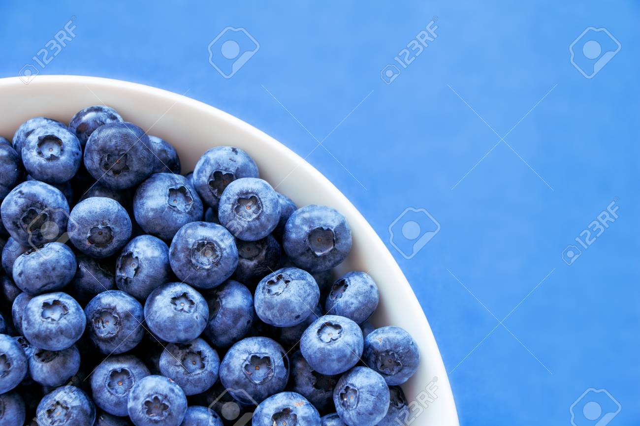 カラフルなブルーの背景の白いボウルにブルーベリー ブルーベリー 青 色 カラフルなに使用することができますビタミン 栄養 フルーツ ベリー 抗酸化 夏 楽しい 食品のテーマ の写真素材 画像素材 Image