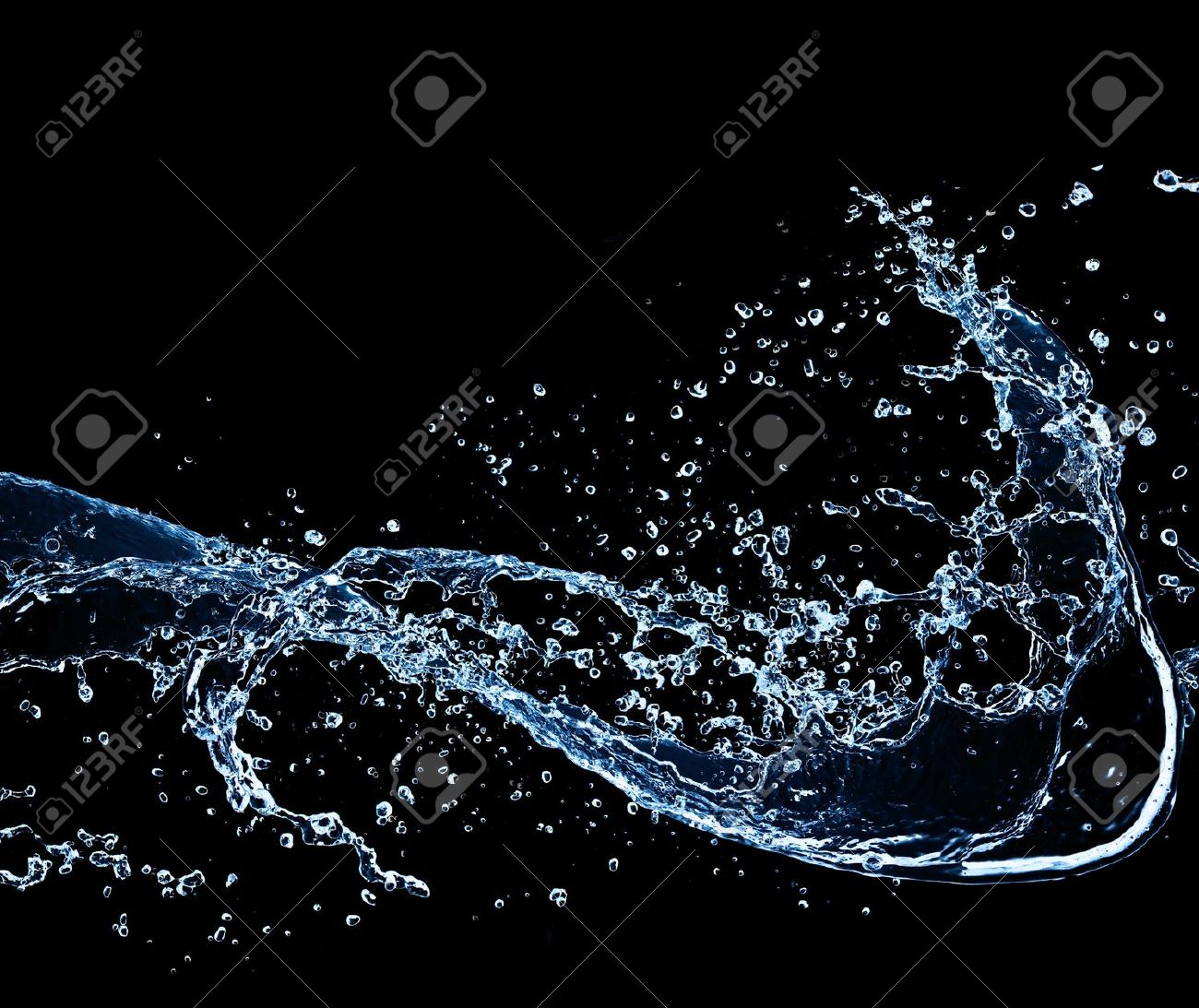 水のしぶき 黒の背景上に分離されて の写真素材 画像素材 Image