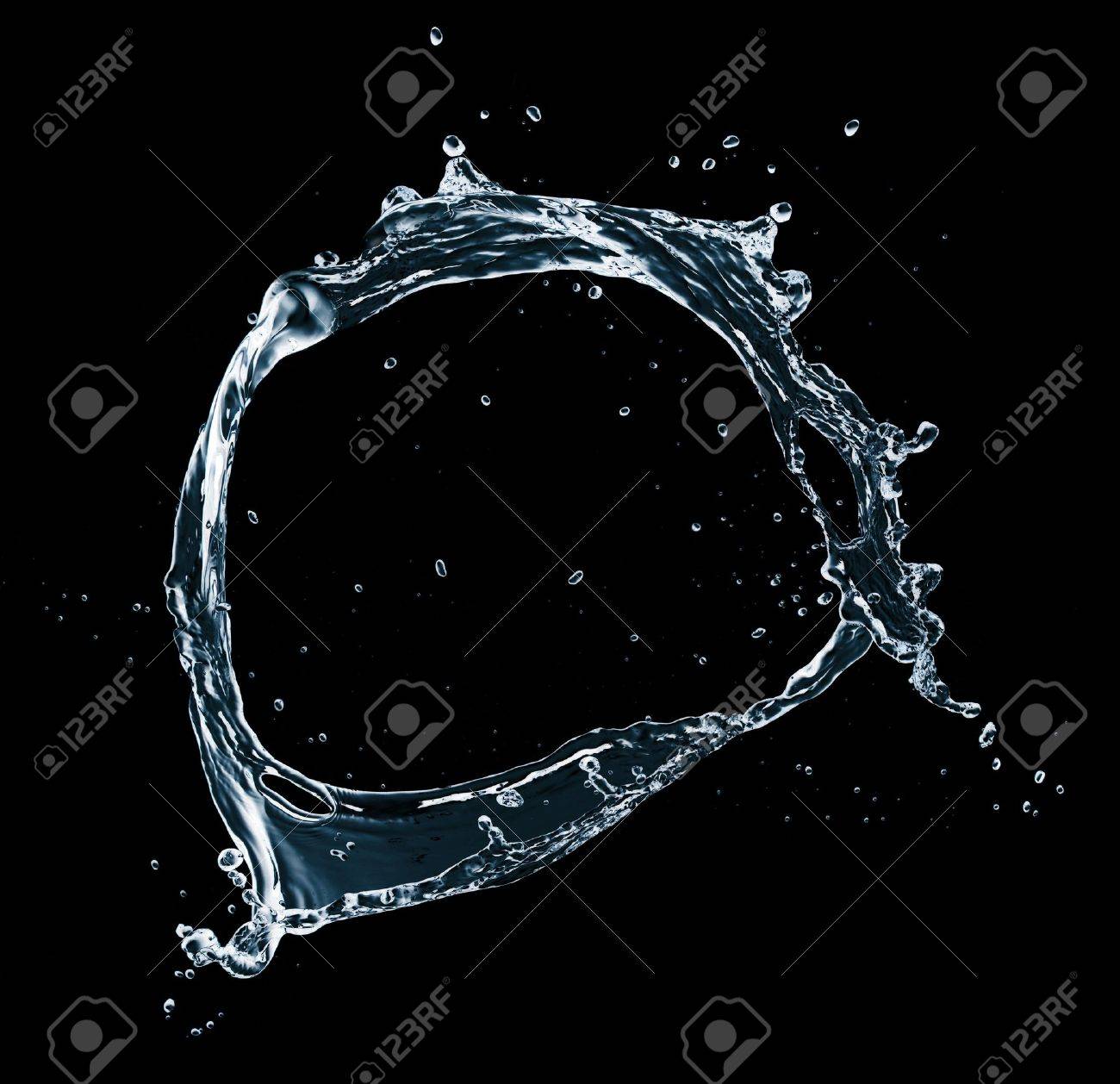 黒の背景に分離された水のしぶき の写真素材 画像素材 Image