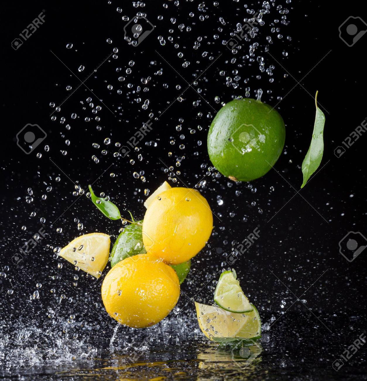 黒の背景に水の飛散に落下の柑橘系の果物の分離ショット の写真素材 画像素材 Image 2306