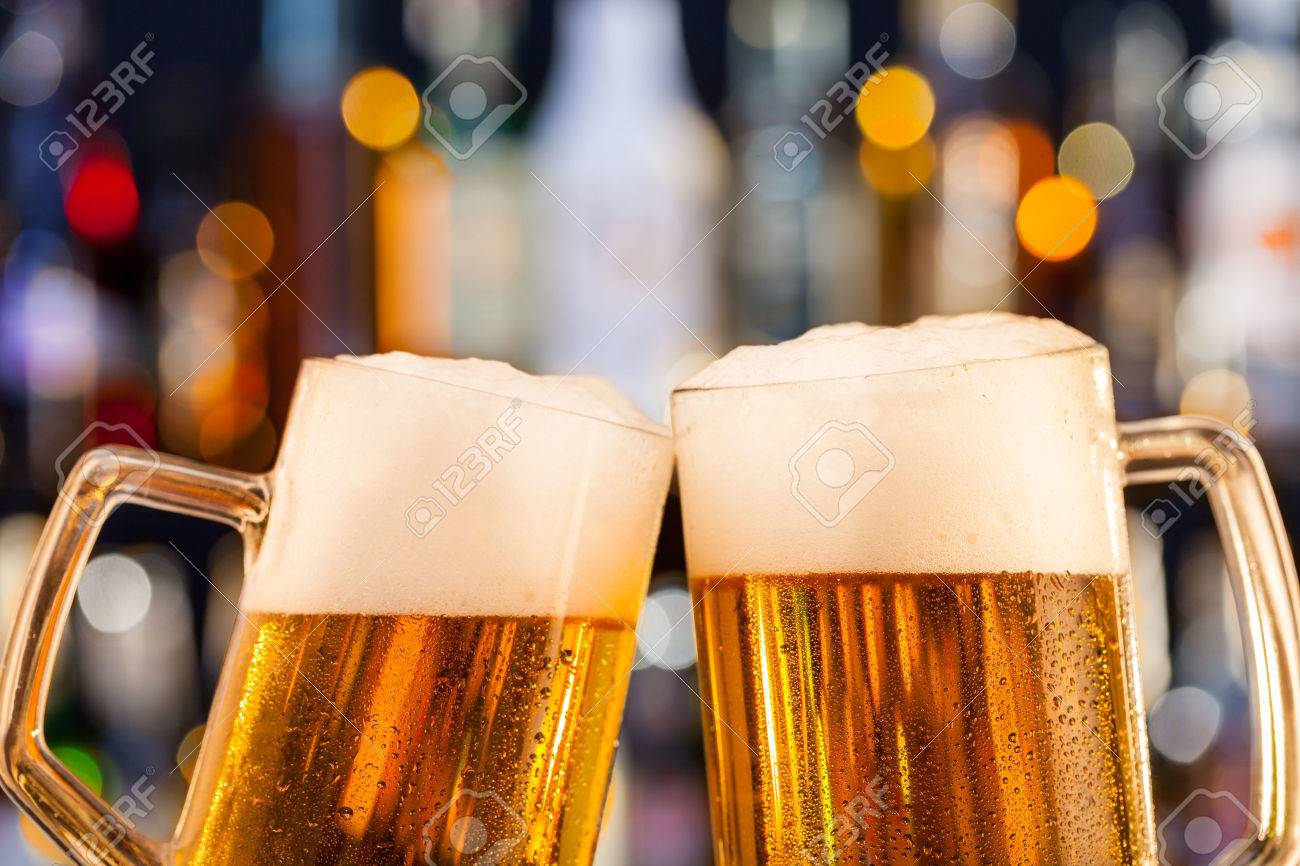 ビールのジョッキが Copyspace とカウンター バー上に配置 の写真素材 画像素材 Image