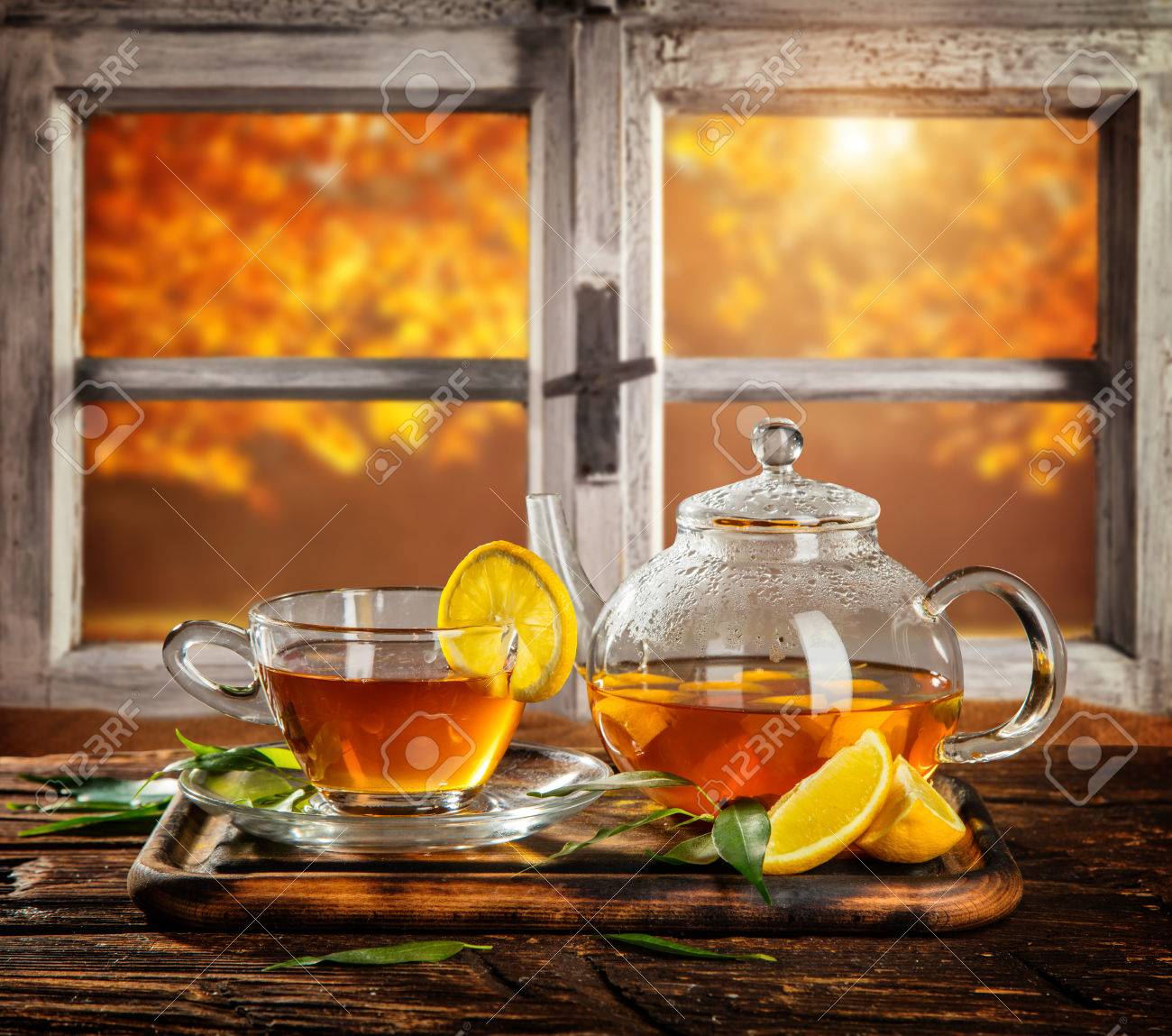 gemutliches zuhause dielenboden, herbst-stillleben mit tasse tee auf holzplanken, vor holzfenster, Design ideen