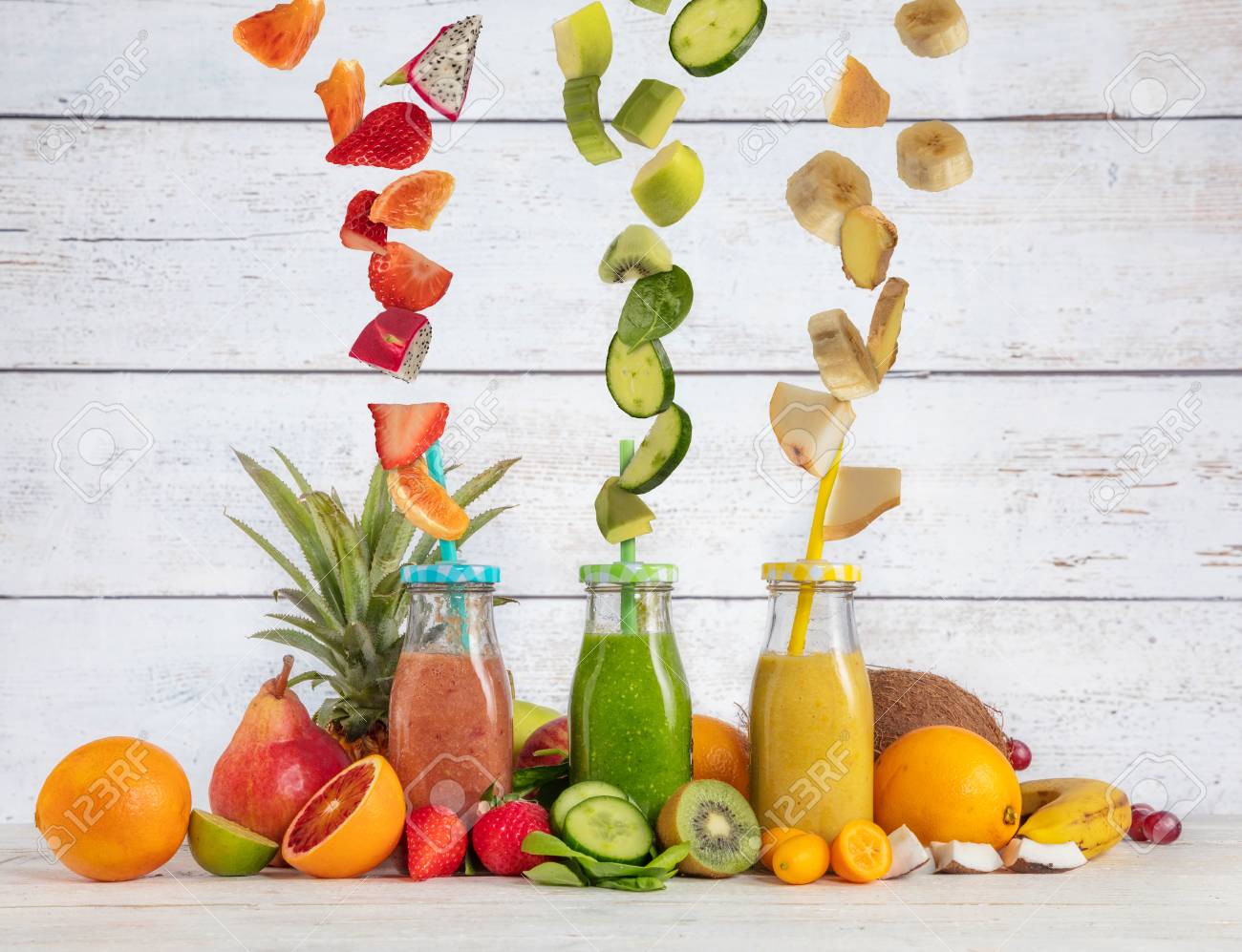 木のインテリアに置かれたフルーツ成分の破片とスムージーメーカーミキサー、。健康的な飲み物とライフスタイル の写真素材・画像素材. Image  97362810.