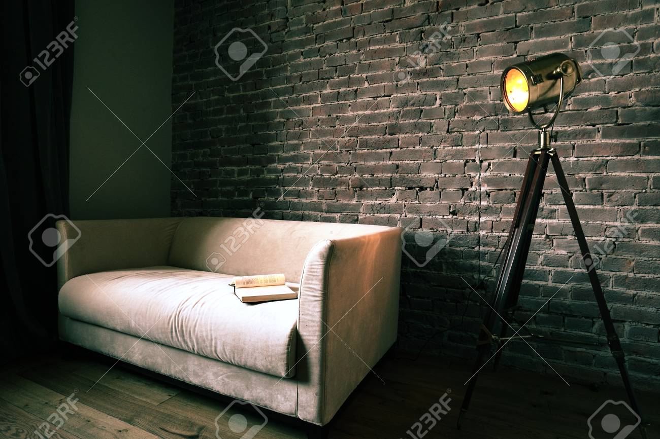 Schönes Modernes Wohnzimmer Mit Grauem Sofa, Offenem Buch Und ... Schönes Modernes Wohnzimmer Mit Grauem Sofa, Offenem Buch Und ...