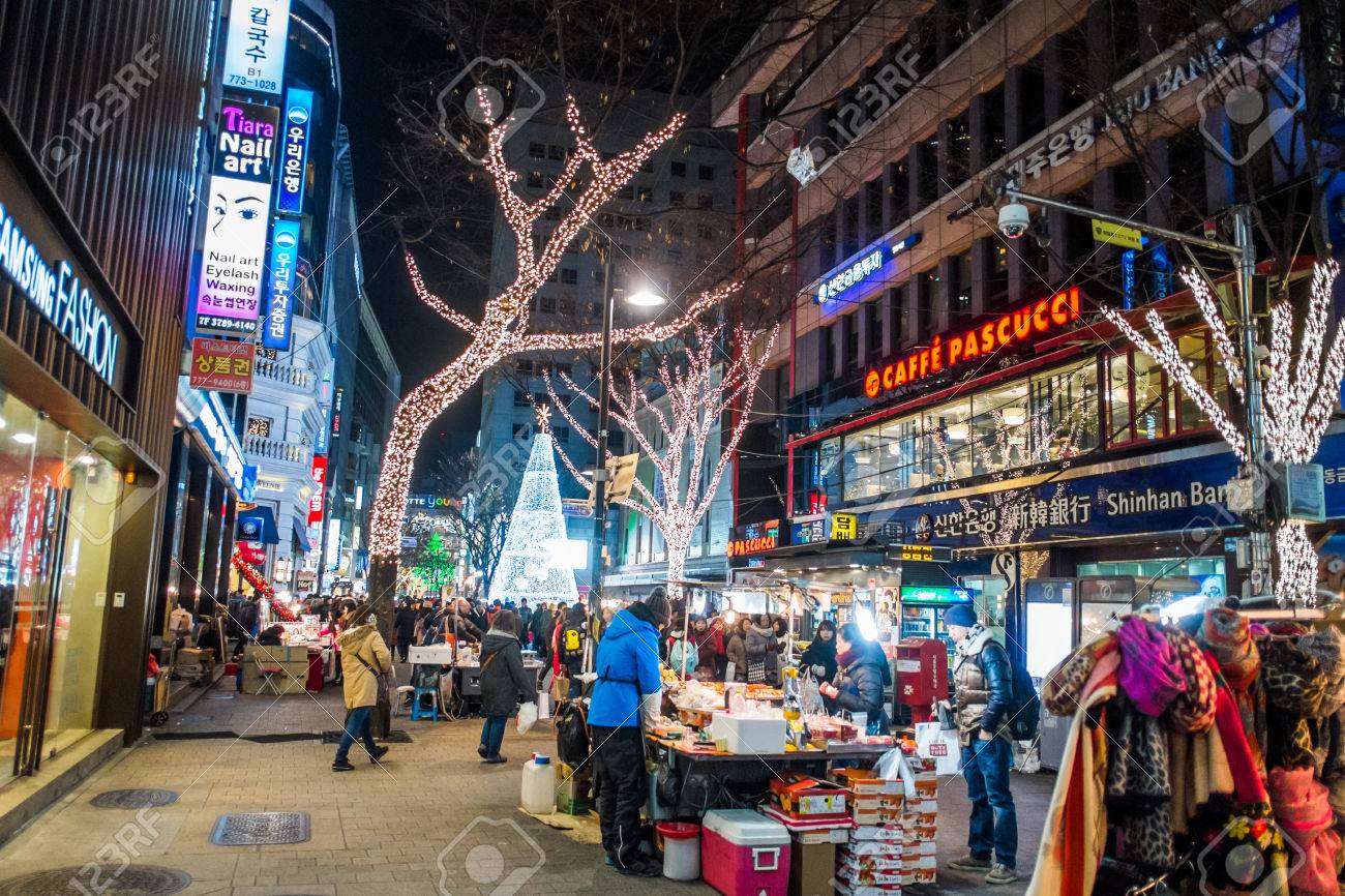 ソウル 韓国 14 年 12 月 7 日 夜地区の明洞で正体不明の人 明洞は ソウルの主要なショッピング地区 ハイエンド ファッション アウトレット Cosmatics 屋台の食べ物で有名なの一つです の写真素材 画像素材 Image ソウル 韓国 14 年 12 月 7 日 夜地区の明洞で正体不明の人 明洞は ソウルの主要なショッピング地区 ハイエンド ファッション アウトレット Cosmatics 屋台の食べ物で有名なの一つです の写真素材 画像素材 Image