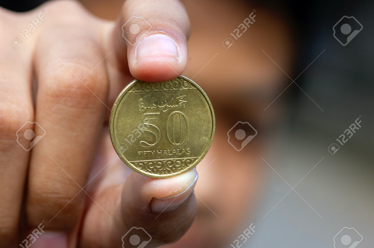 50ハララスリヤルコイン、サウジアラビアのお金、選択された焦点を保持しているアジアの子供の手の写真素材・画像素材 Image 168422794