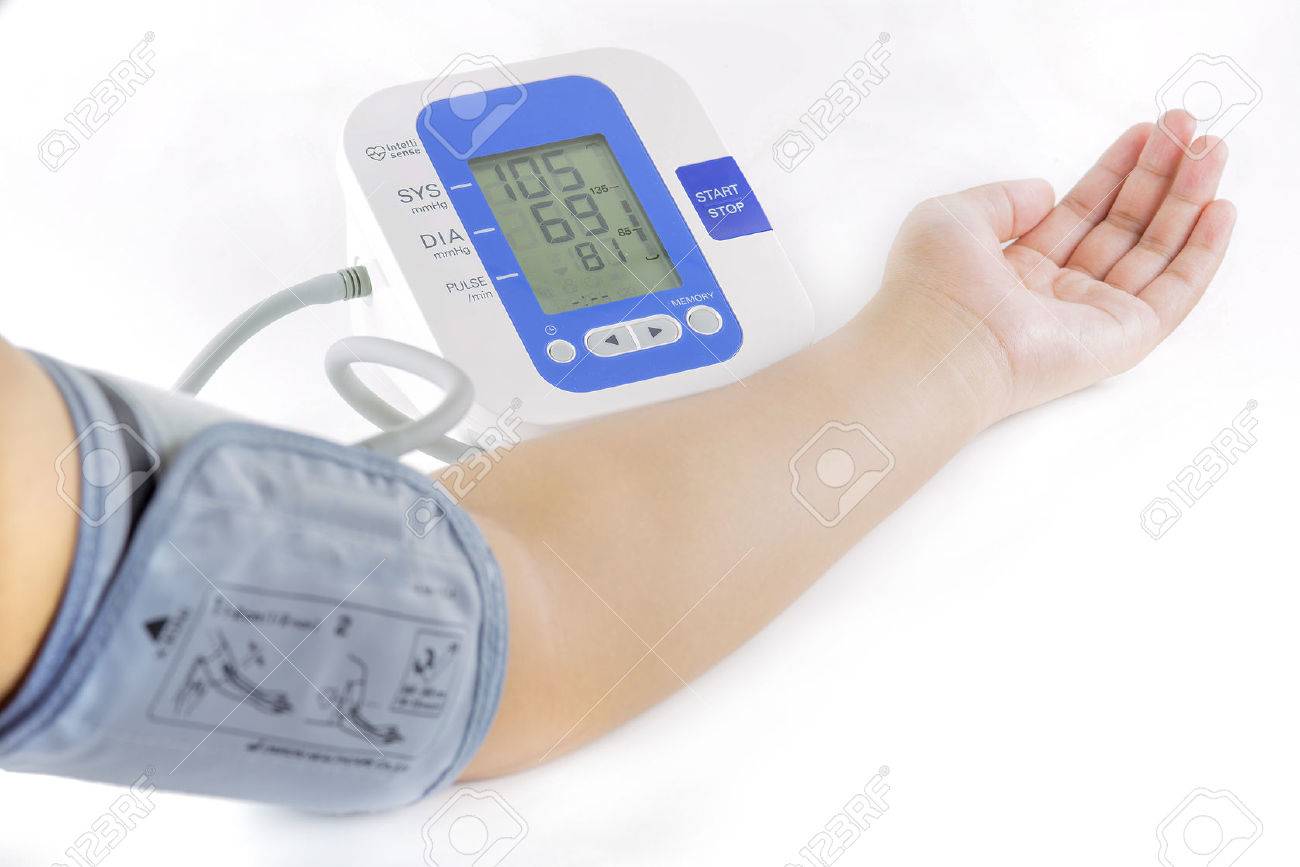 Izquierdo arterial brazo tomar presion