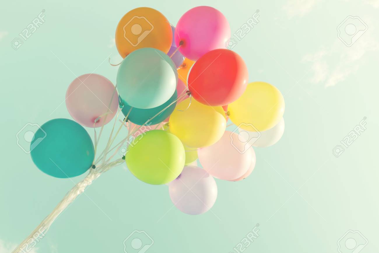 休日 ヴィンテージ パステル トーンでパーティーのカラフルな風船 の写真素材 画像素材 Image