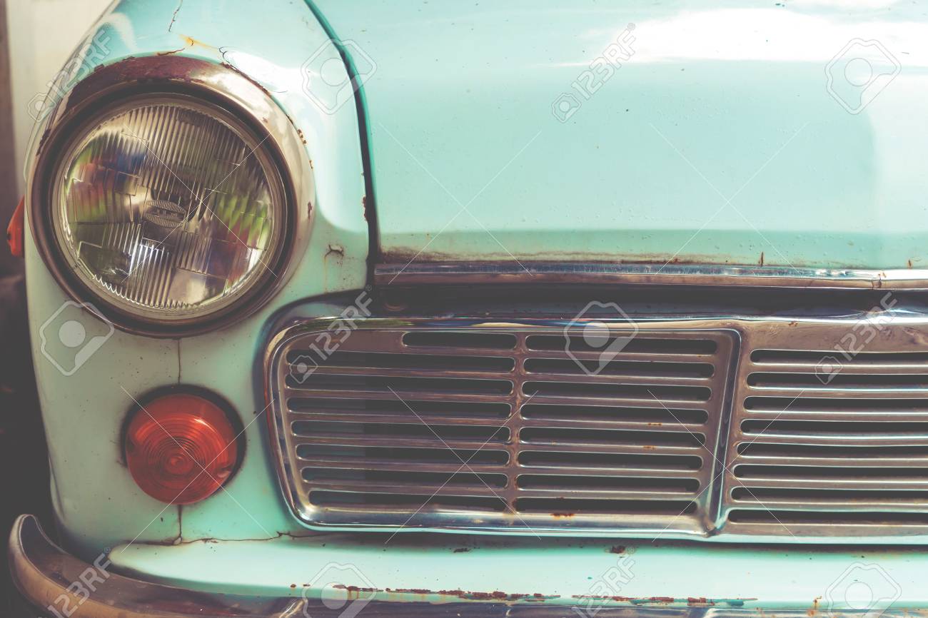 ヴィンテージ色効果スタイル レトロな車のヘッドライトのランプ の写真素材 画像素材 Image