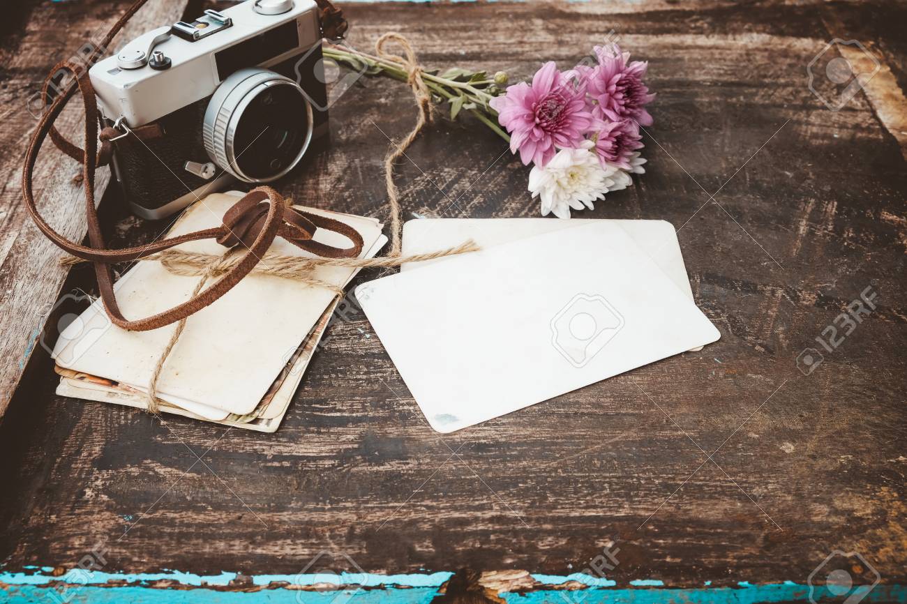 古い木材の背景 - ノスタルジックなの概念上の花の花束とビンテージ