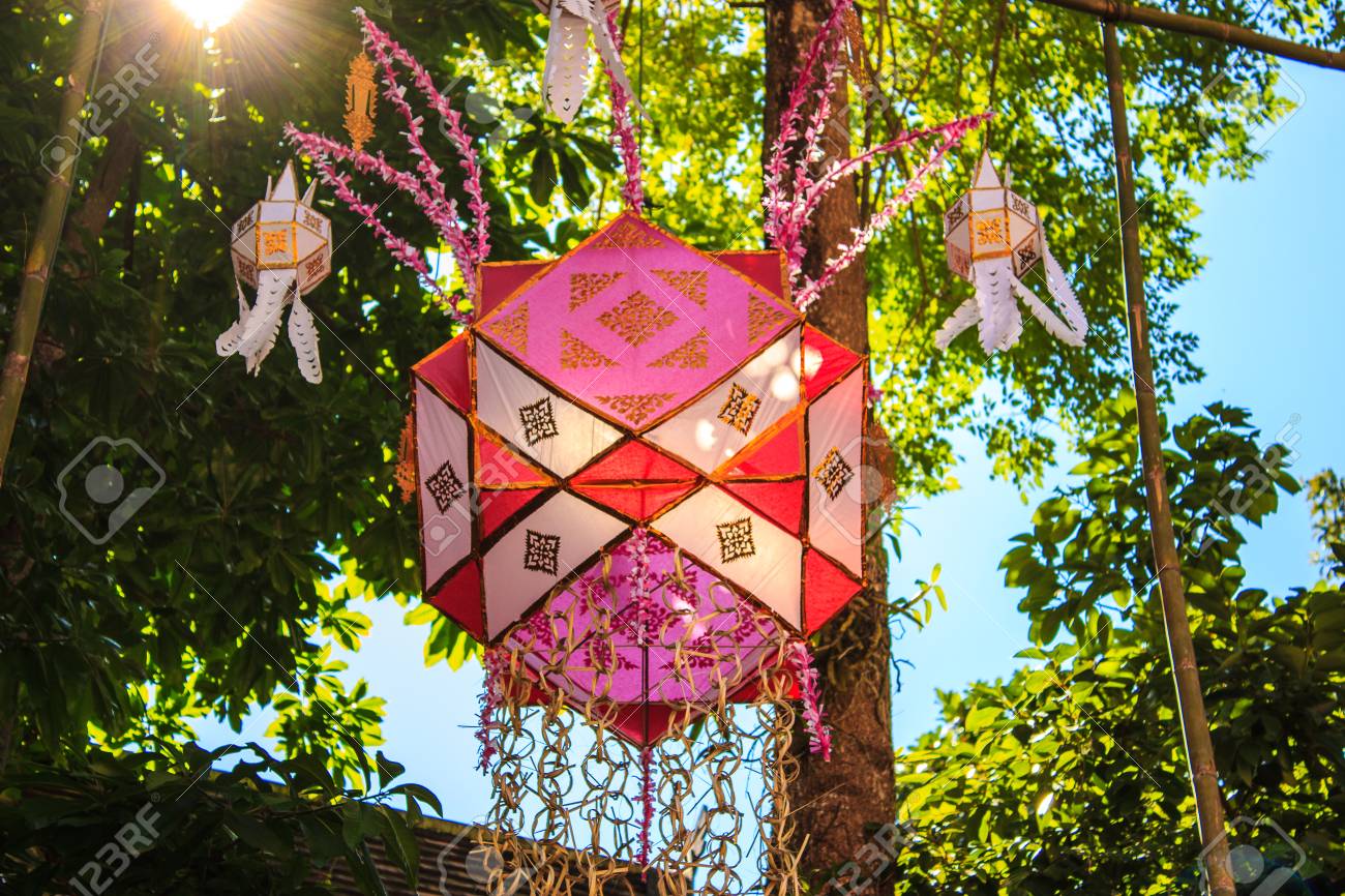 ランプやキャンドルのローイ グラトン祭り 昼背景で使用 の写真素材 画像素材 Image