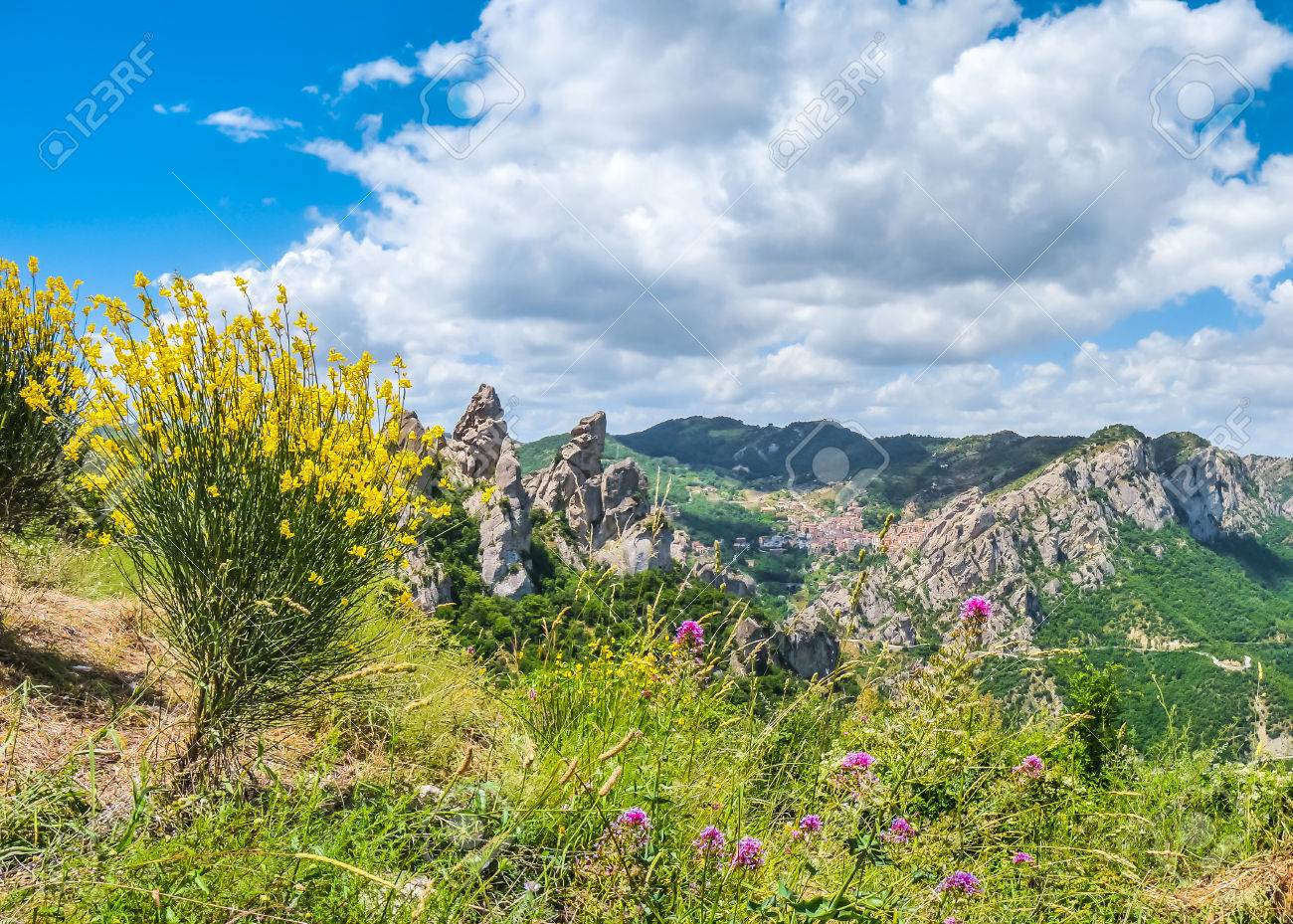 イタリアの最も美しい村 イタリア バジリカータ州の 1 つこの美しい山村のカステルメッツァーノで有名な Lucan ドロミテのパノラマ ビュー の写真素材 画像素材 Image イタリアの最も美しい村 イタリア バジリカータ州の 1 つこの美しい山村のカステルメッツァーノで有名な Lucan ドロミテのパノラマ ビュー の写真素材 画像素材 Image