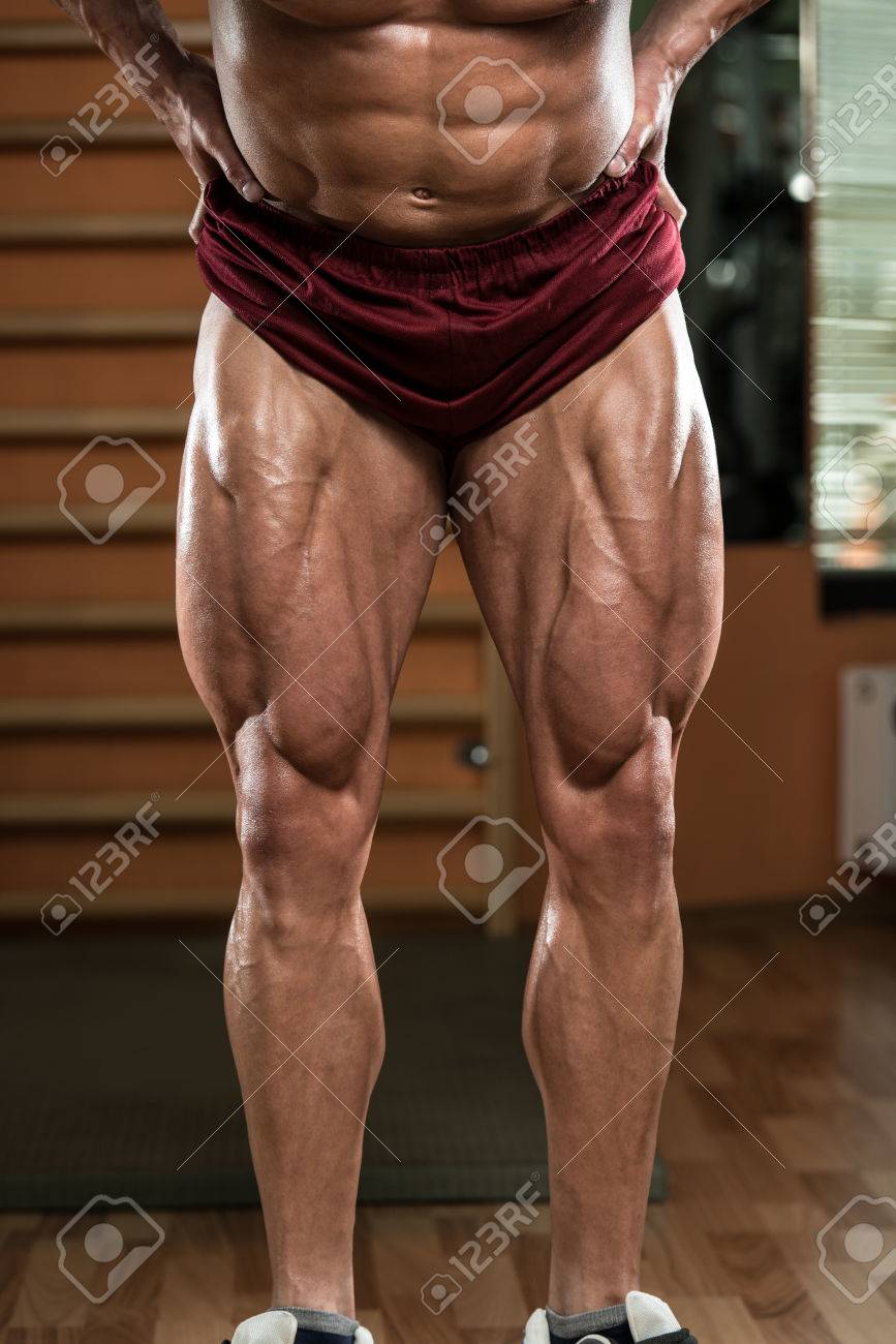 ボディビルダーのクローズ アップ足競争力のあるスポーツのための準備 の写真素材 画像素材 Image