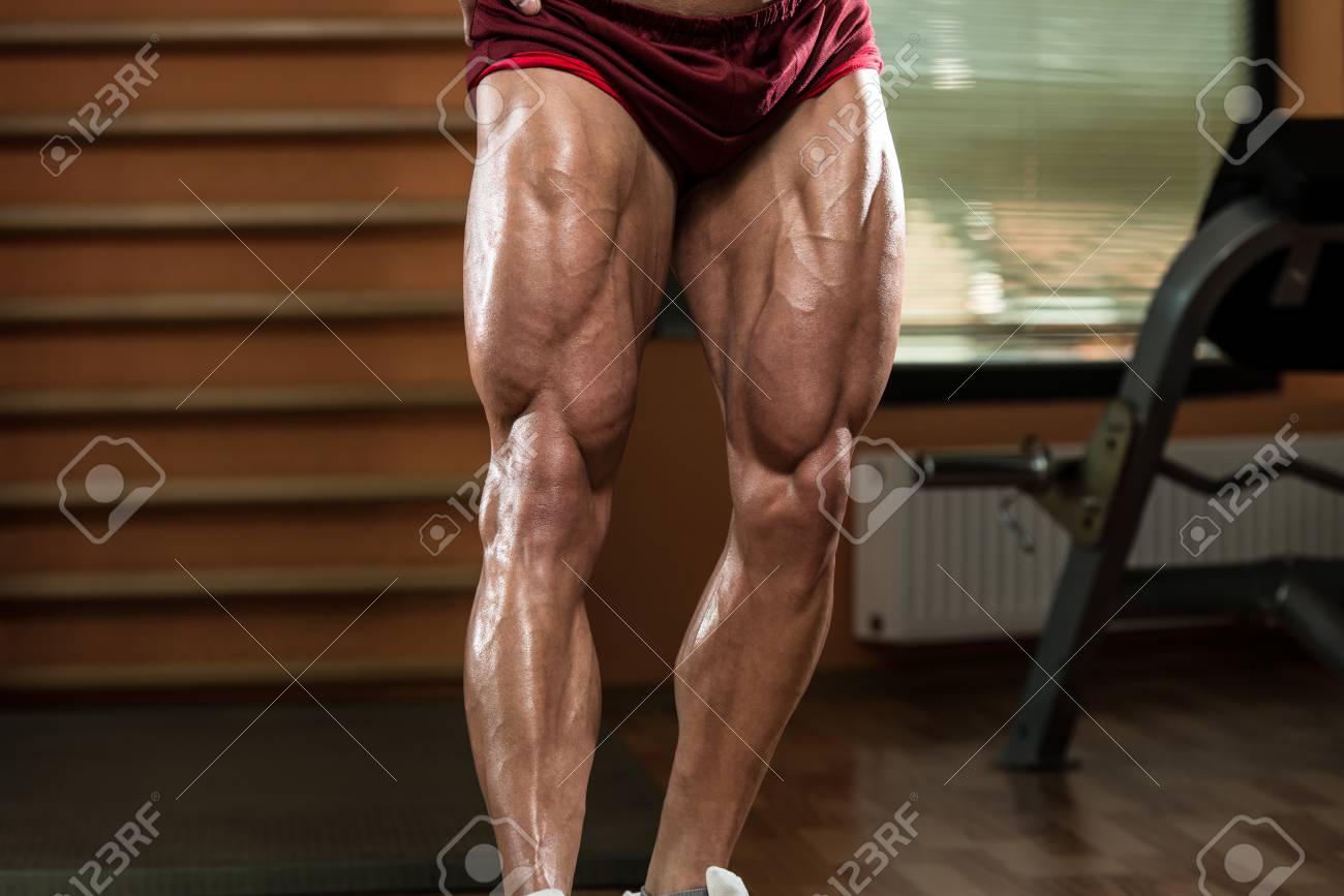 ボディビルダーのクローズ アップの足競争力のあるスポーツの準備ができて の写真素材 画像素材 Image