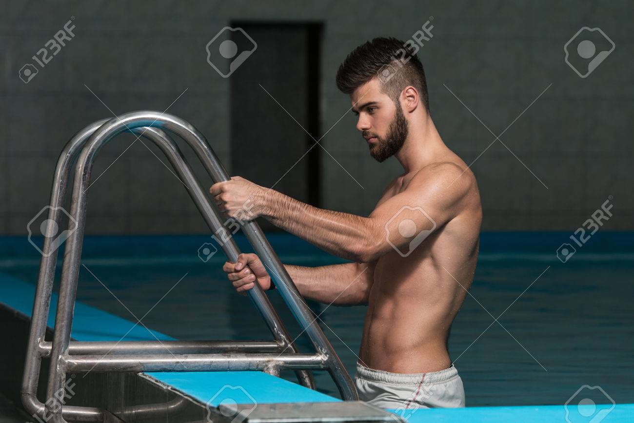若い健康な格好良いマッチョ男モデル選手ホテル屋内プール の写真素材 画像素材 Image