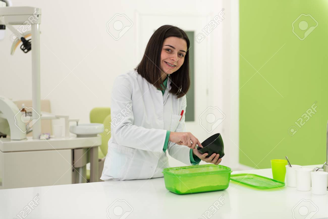 若い歯科医師は口の中の模型を作る金型に取り組んで の写真素材 画像素材 Image