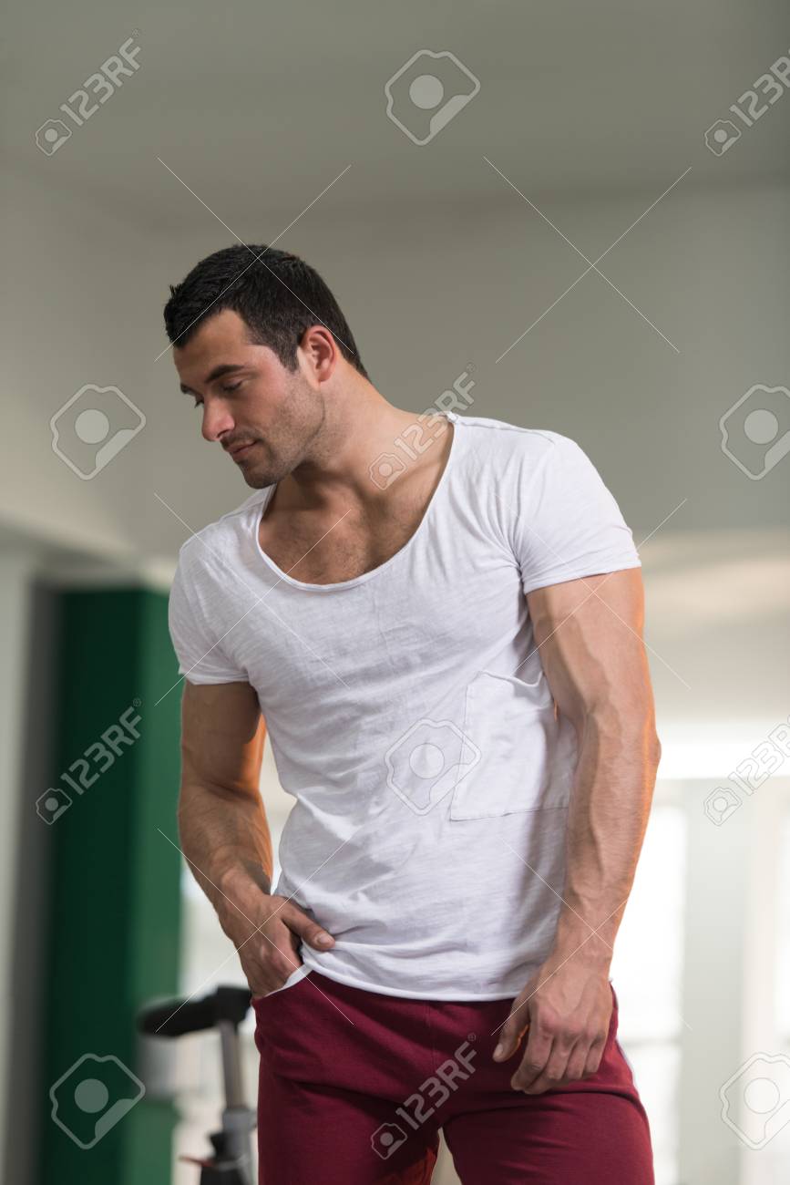 camiseta blanca ajustada