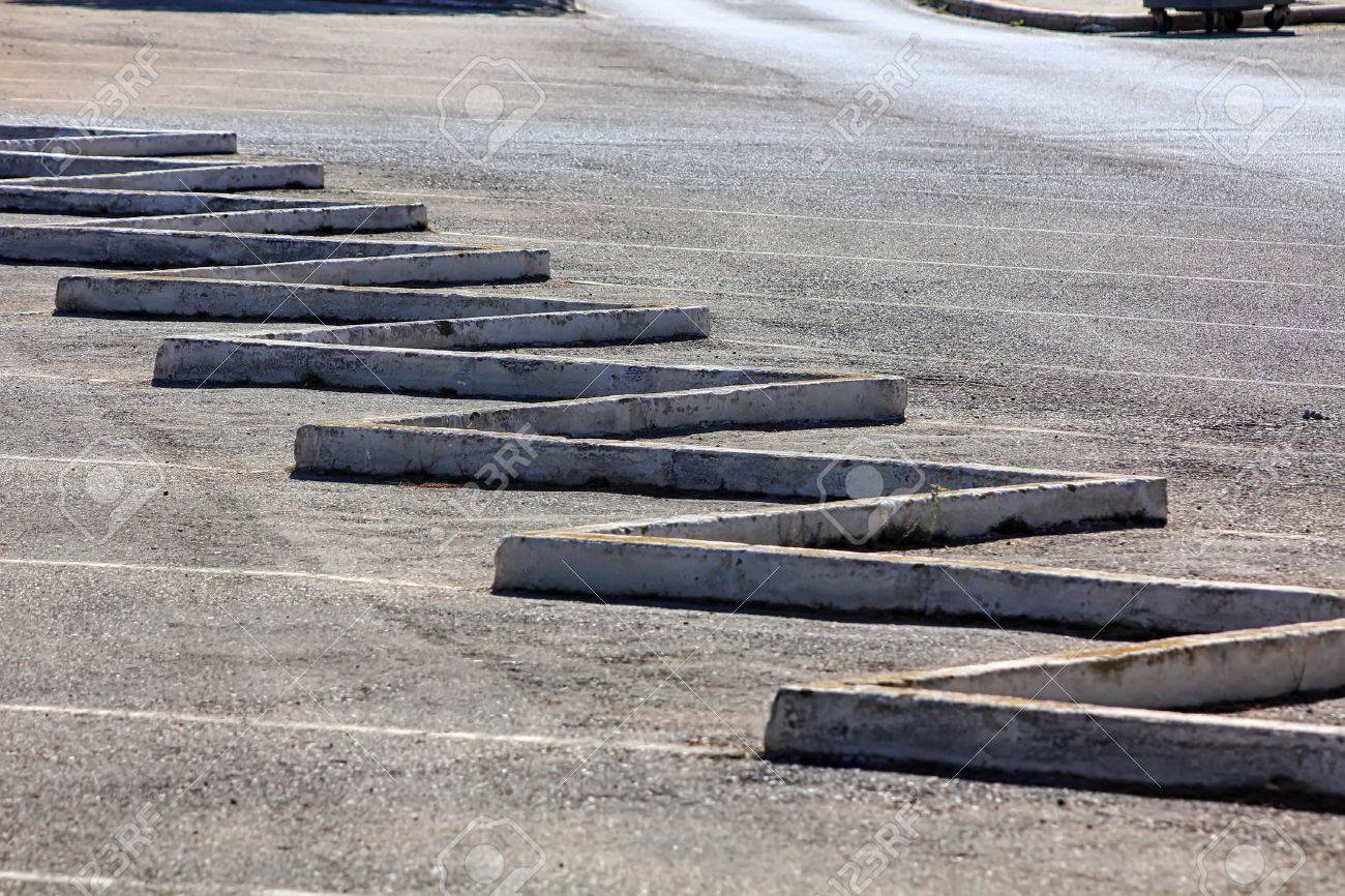 抽象的で駐車場の駐車場の縁石 の写真素材 画像素材 Image