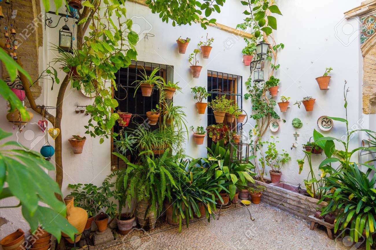 Patio Andalou Typique Orné De Fleurs Dans La Ville De Cordoue, Espagne  Banque D'Images Et Photos Libres De Droits. Image 45014124.