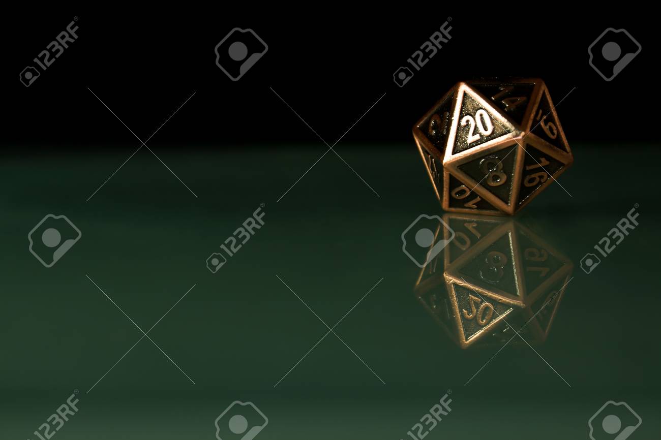 유리 표면에 20 양면 다이스. 이러한 유형의 주사위는 던전 앤 드래곤 (Dungeons & Dragons)과 같은 역할을하는 게임에  사용됩니다. 로열티 무료 사진, 그림, 이미지 그리고 스톡포토그래피. Image 86044111