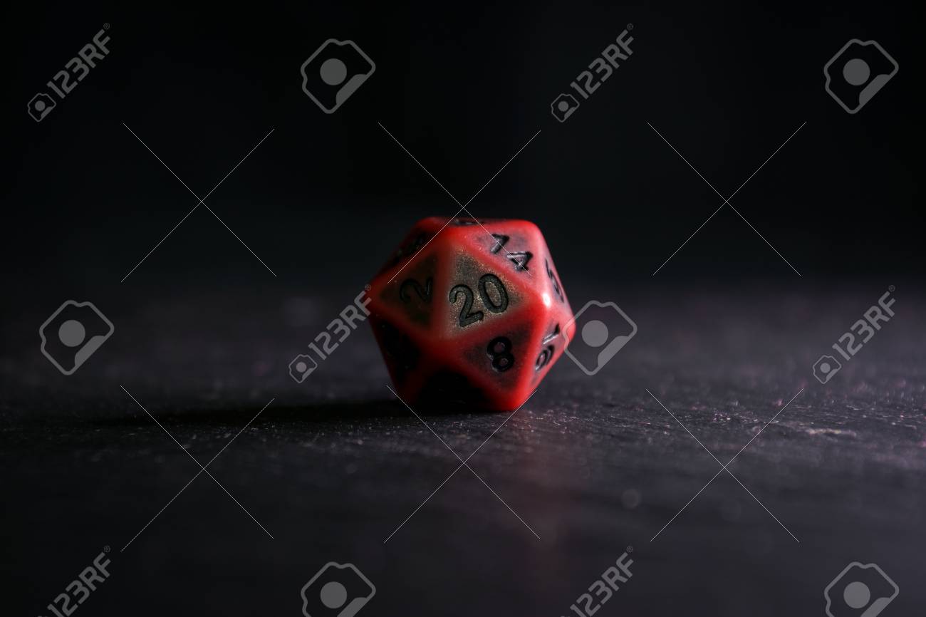 슬레이트 표면에 20 면체 다각형 다이. 이러한 유형의 주사위는 던전 앤 드래곤 (Dungeons & Dragons)과 같은 역할을하는  게임에 사용됩니다. 로열티 무료 사진, 그림, 이미지 그리고 스톡포토그래피. Image 86044115