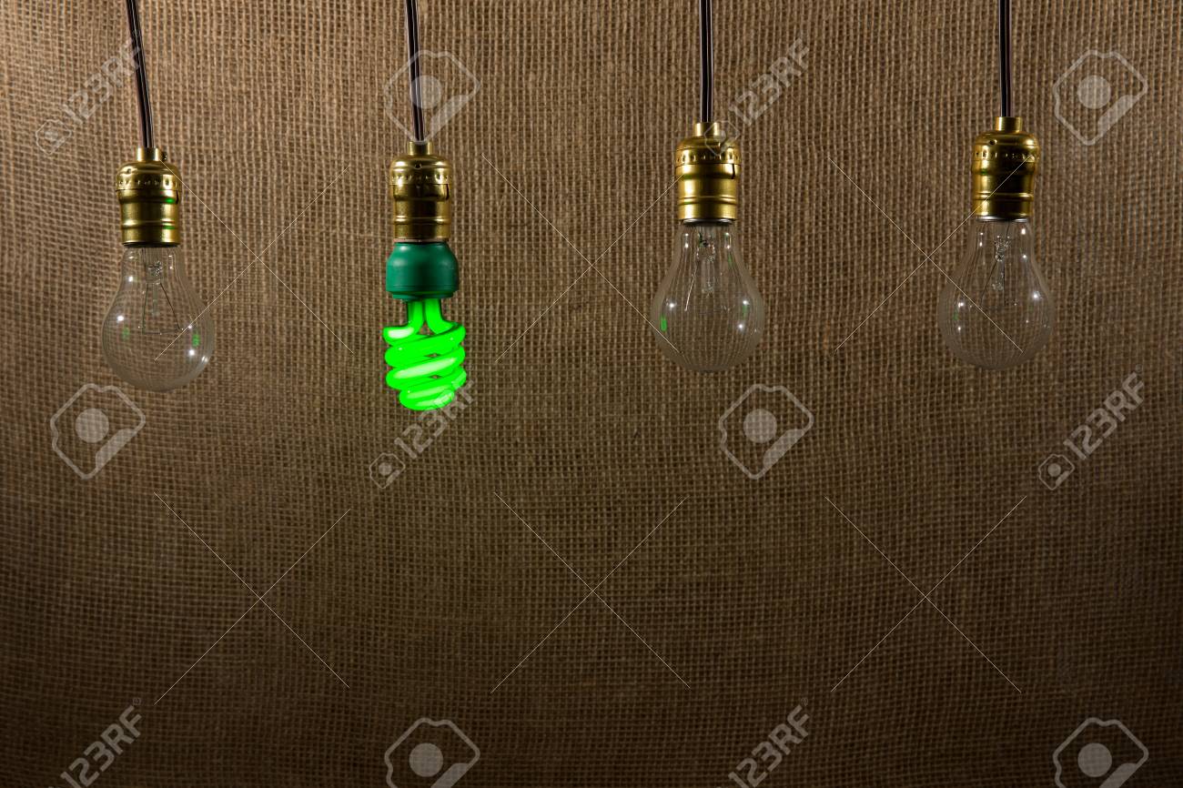 Hangende Grune Cfl Kompaktleuchtstofflampe Lampe Und Drei Gluhlampen Die Ausgeschaltet Sind Glatt Naturlichen Hintergrund Go Green Lizenzfreie Fotos Bilder Und Stock Fotografie Image 28464898