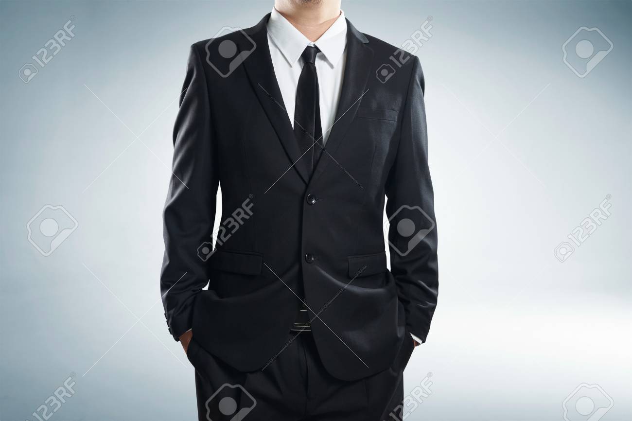 Feche Acima Da Parte Do Corpo Do Homem No Terno Preto Com As Maos Nos Bolsos No Fundo Branco Conceito De Negocios Fotos Retratos Imagenes Y Fotografia De Archivo Libres De Derecho
