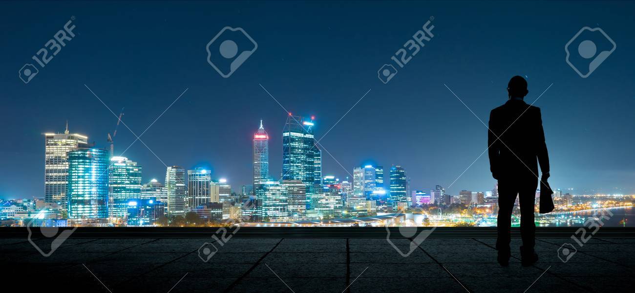 シルエットの肖像画 景色を見るに屋根の上の実業家 将来のビジョンのコンセプトです の写真素材 画像素材 Image
