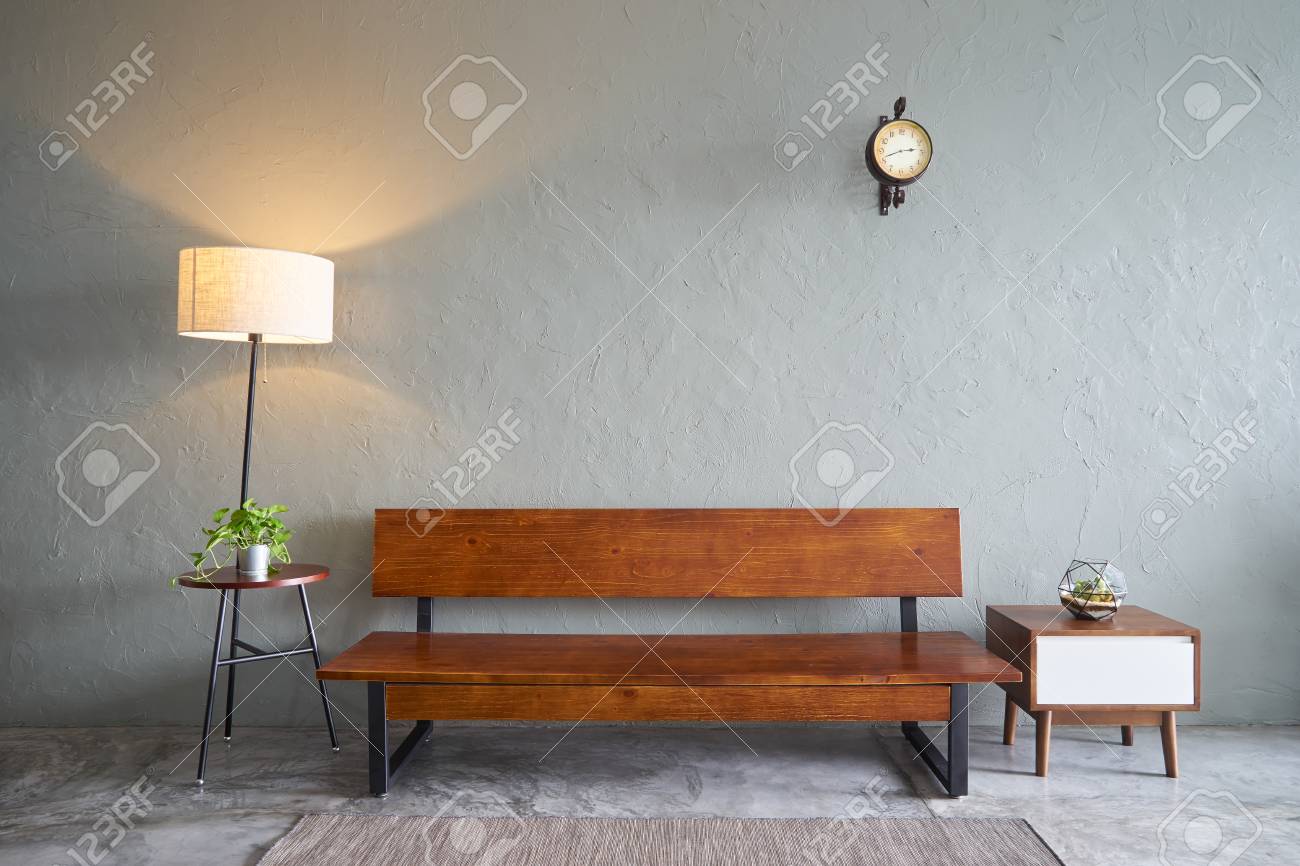 木製のベンチ ソファ 緑の植物 木のティー テーブル時計とモダンなリビング ルーム セメントの床とコンクリート壁 ロフト スタイルのインテリア デザイン の写真素材 画像素材 Image
