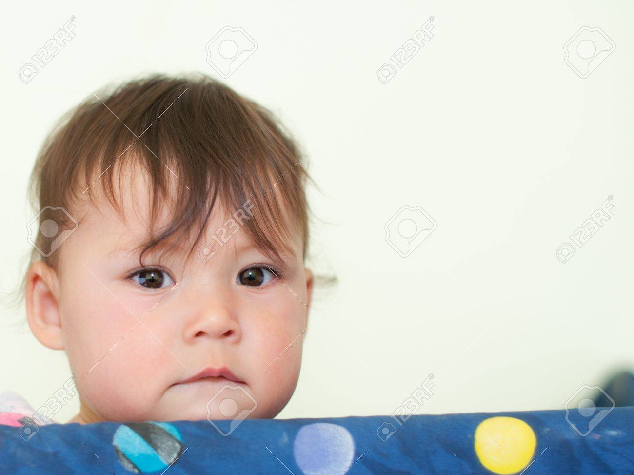 Un Ano Y Medio De Edad Media China Bebe Caucasico De Pie En Un Corral Que Parece Lindo Fotos Retratos Imagenes Y Fotografia De Archivo Libres De Derecho Image