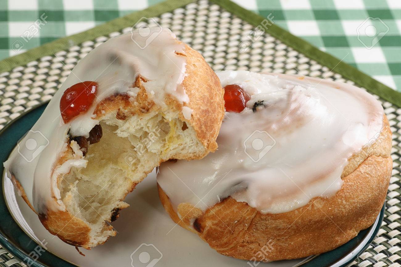 Deux Petits Pains Danois Glaces Avec Cerises Et Les Raisins Secs Banque D Images Et Photos Libres De Droits Image